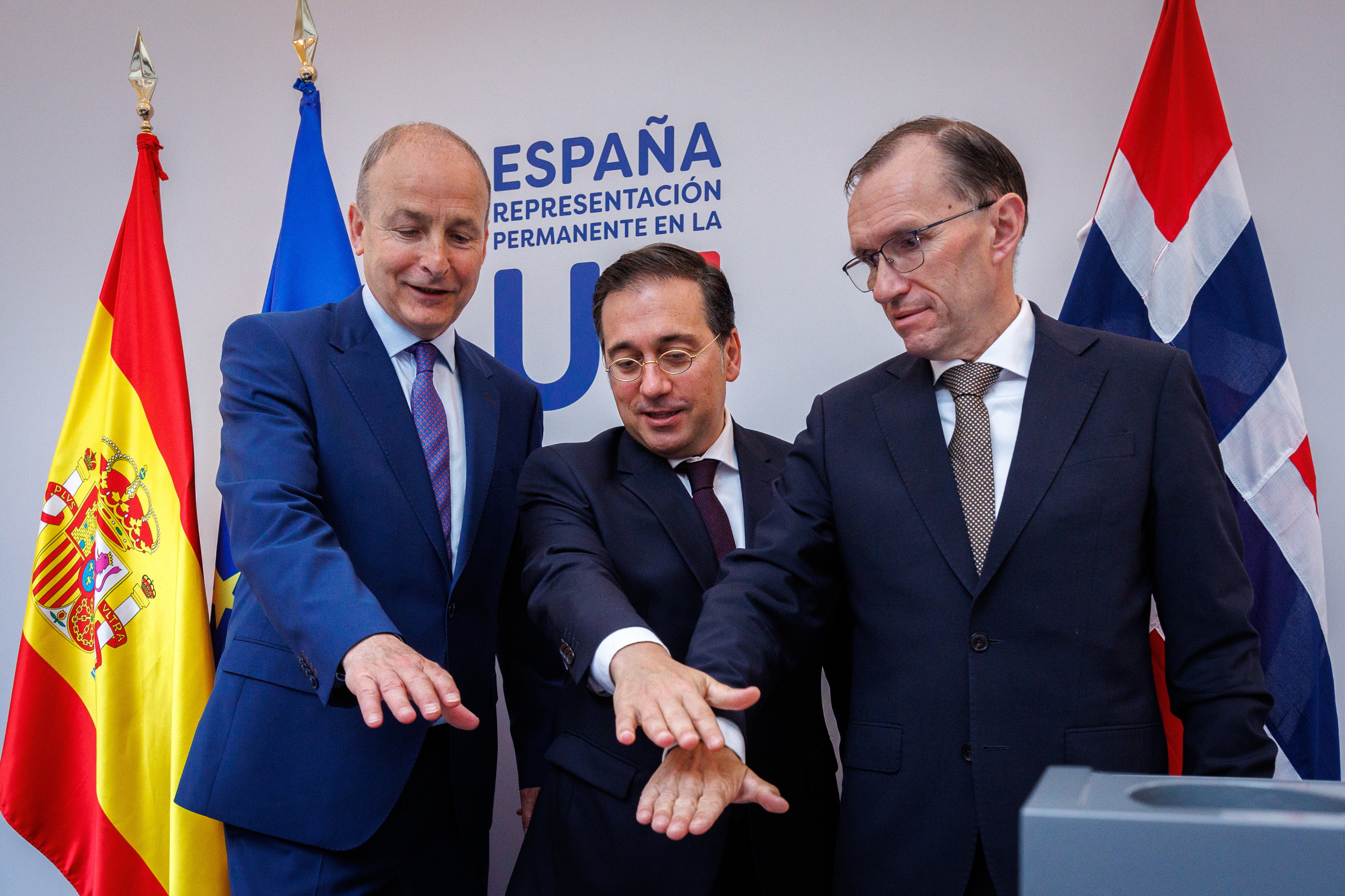 Brussels (Belgium), 27/05/2024.- (L-R) Irish Foreign Minister Michael Martin, Spanish Foreign Minister Jose Manuel Albares and Norway's Foreign Minister Espen Barth Eide join hands during a press conference on the recognition of Palestinian statehood, at the Spanish representation office in Brussels, Belgium, 27 May 2024. On 22 May, Spain, Norway, and Ireland jointly announced their intention to recognize a Palestinian state. (Bélgica, Irlanda, Noruega, España, Bruselas) EFE/EPA/OLIVIER MATTHYS