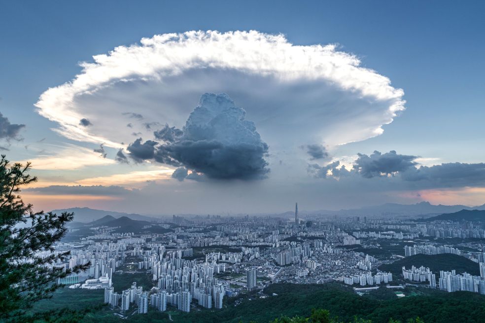 Gyu Ho Shin llamó a su imagen Nube de hongo, la cual se extendió sobre el centro de Seúl. "Poco a poco cubrió la ciudad y luego cayó una lluvia torrencial, como si fuera una escena de película", añadió.