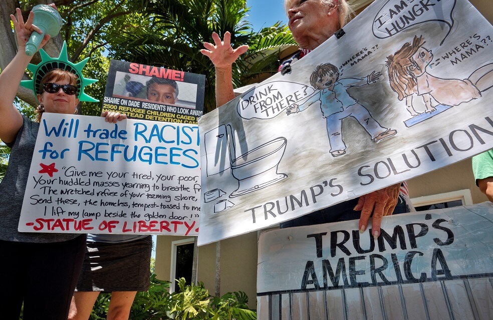 Decenas de personas participan este martes en una protesta que pide el desmantelamiento de los centros de detención de inmigrantes frente al despacho del senador Marco Rubio en Miami, Florida. / EFE