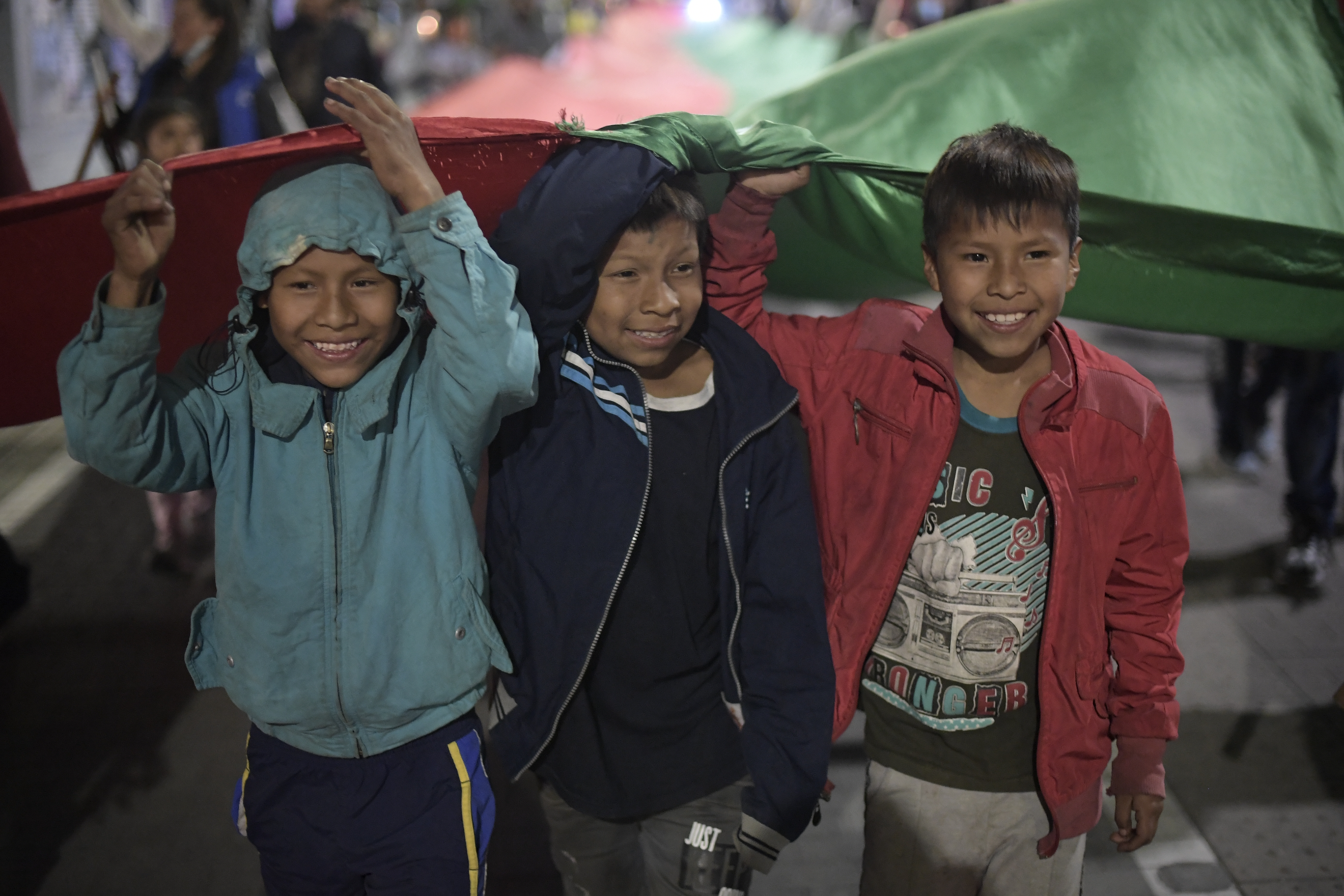 Indígenas del pueblo Nasa y Embera se movilizaron por el centro de Bogotá hasta la Plaza de Bolívar, exigiendo justicia por el asesinato del menor Breiner Cucuñame y el líder Albeiro Camayo, quienes fueron asesinados en el departamento del Cauca. Los manifestantes reclamaron por la seguridad en sus territorios y protestaron contra el abandono estatal de las comunidades indígenas.
