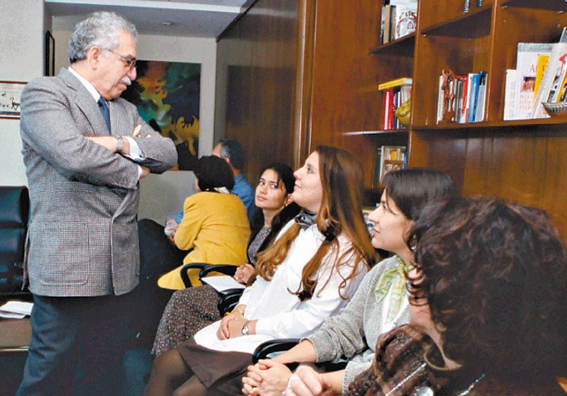 Gabo con periodistas de la revista "Cambio" en un consejo de redacción de 1999.  / Cortesía revista "Cambio" 