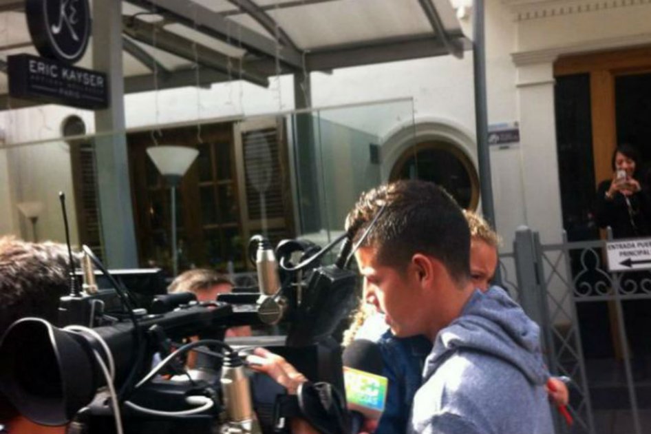 James saliendo del restaurante con su hija Salomé. Foto: Tomada de Twitter