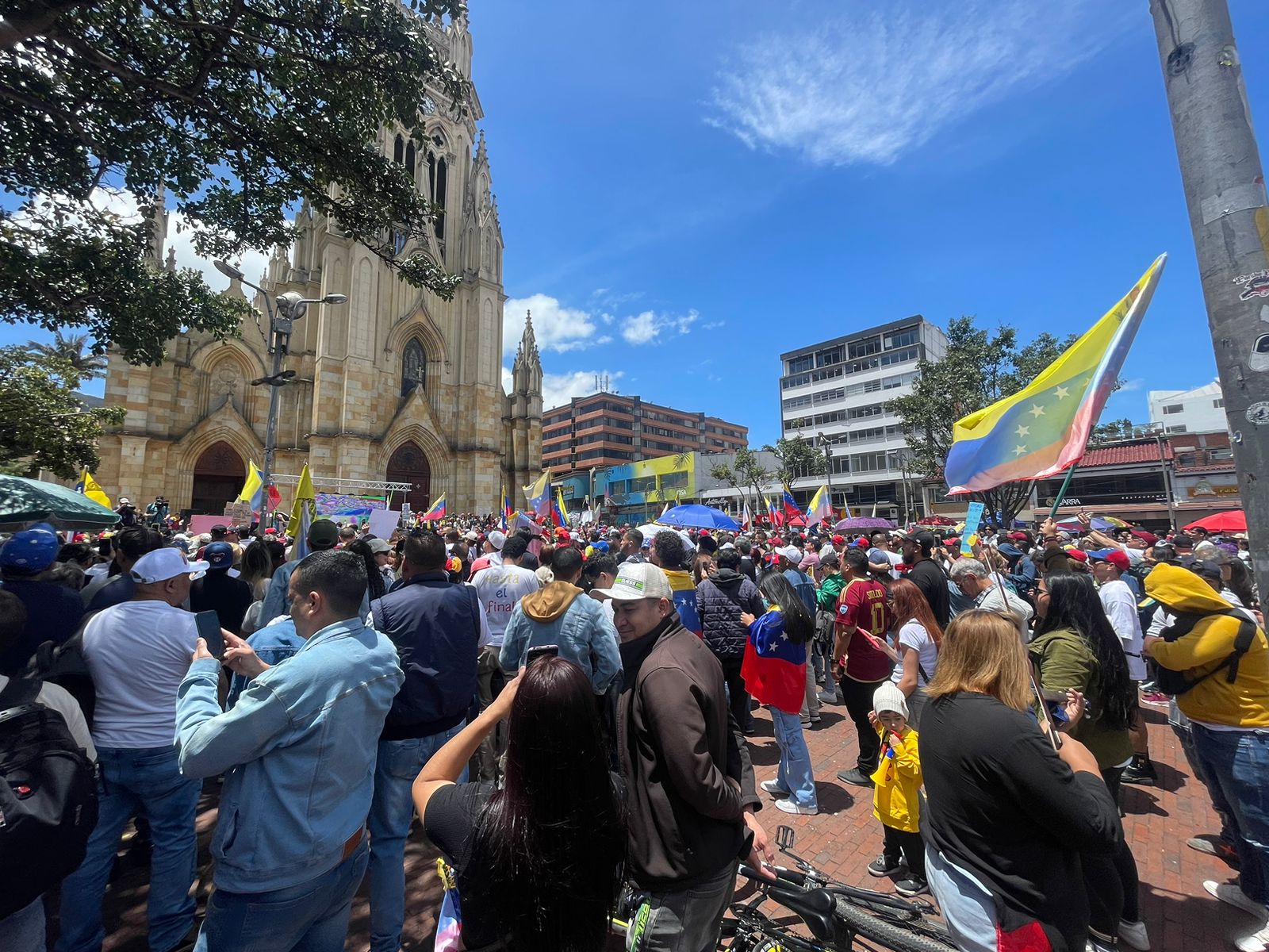 Con actas en mano, cientos de personas se reunieron en la plaza de Lourdes, en la capital, para atender al llamado de la oposición mayoritaria que reclama la victoria electoral en Venezuela.