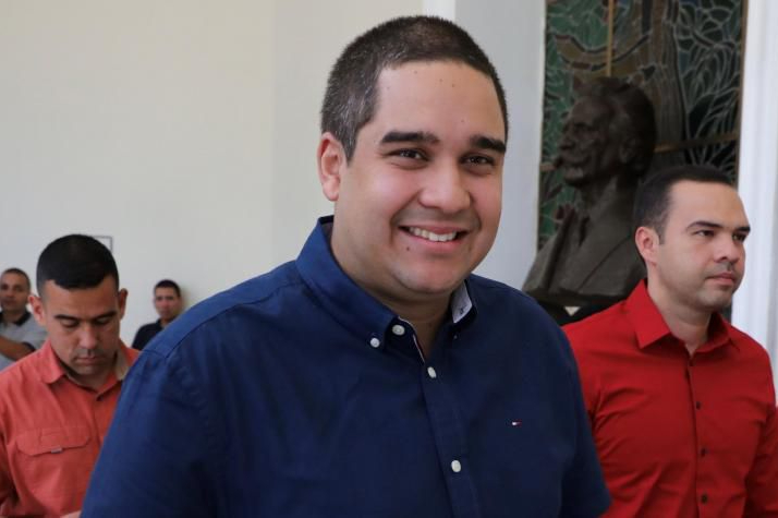 Maduro anuncia que su hijo será uno de los delegados en diálogos con la oposición