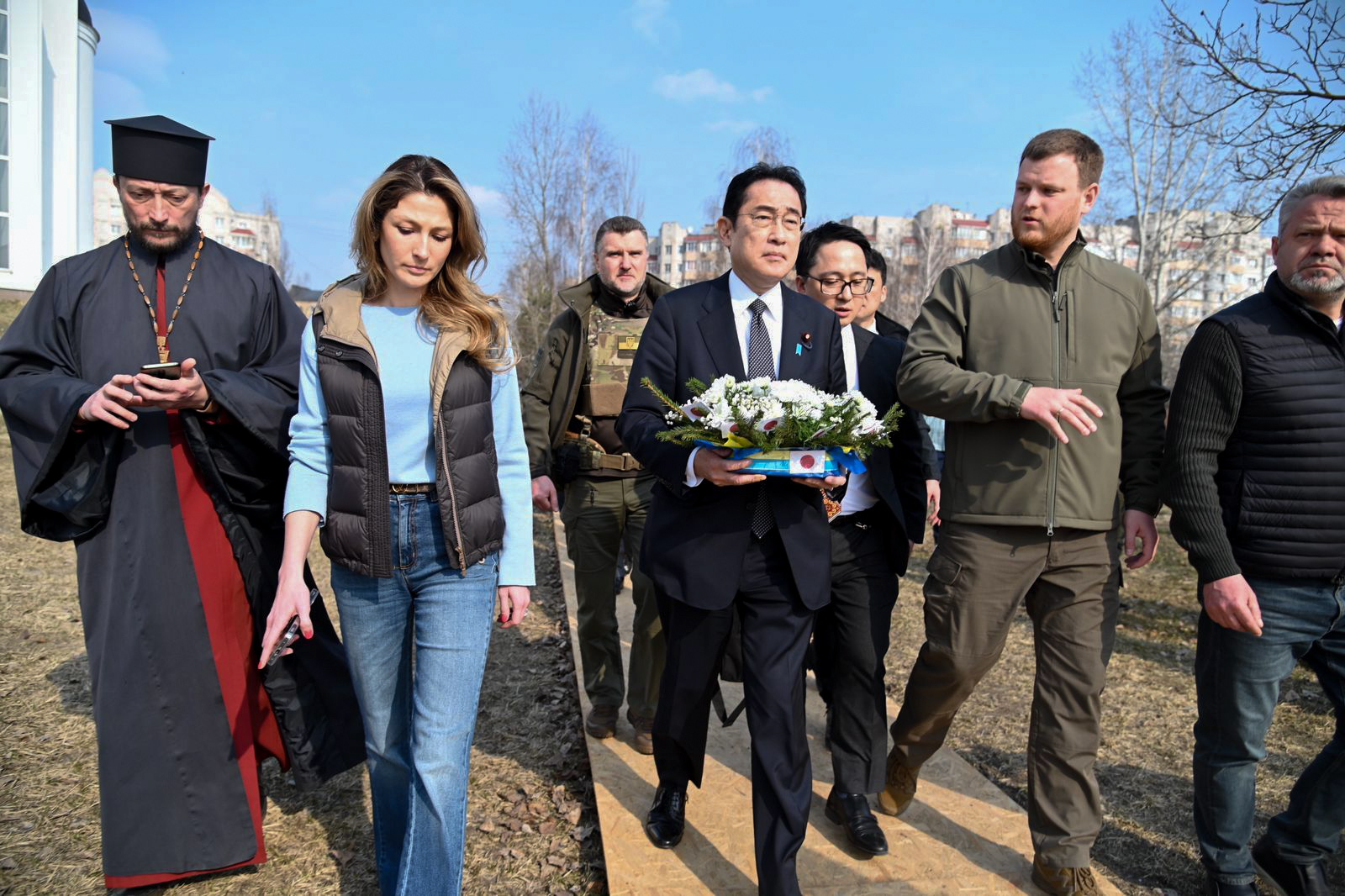 Bucha (Ukraine), 21/03/2023.- A handout photo made available by the Ukrainian Foreign Ministry press service shows Japanese Prime Minister Fumio Kishida (C) as he lays flowers at a mass grave in Bucha, Ukraine, 21 March 2022. Kishida is on a one-day visit to Ukraine. (Japón, Ucrania) EFE/EPA/Ministry of Foreign Affairs of Ukraine HANDOUT BEST QUALITY AVAILABLE HANDOUT EDITORIAL USE ONLY/NO SALES