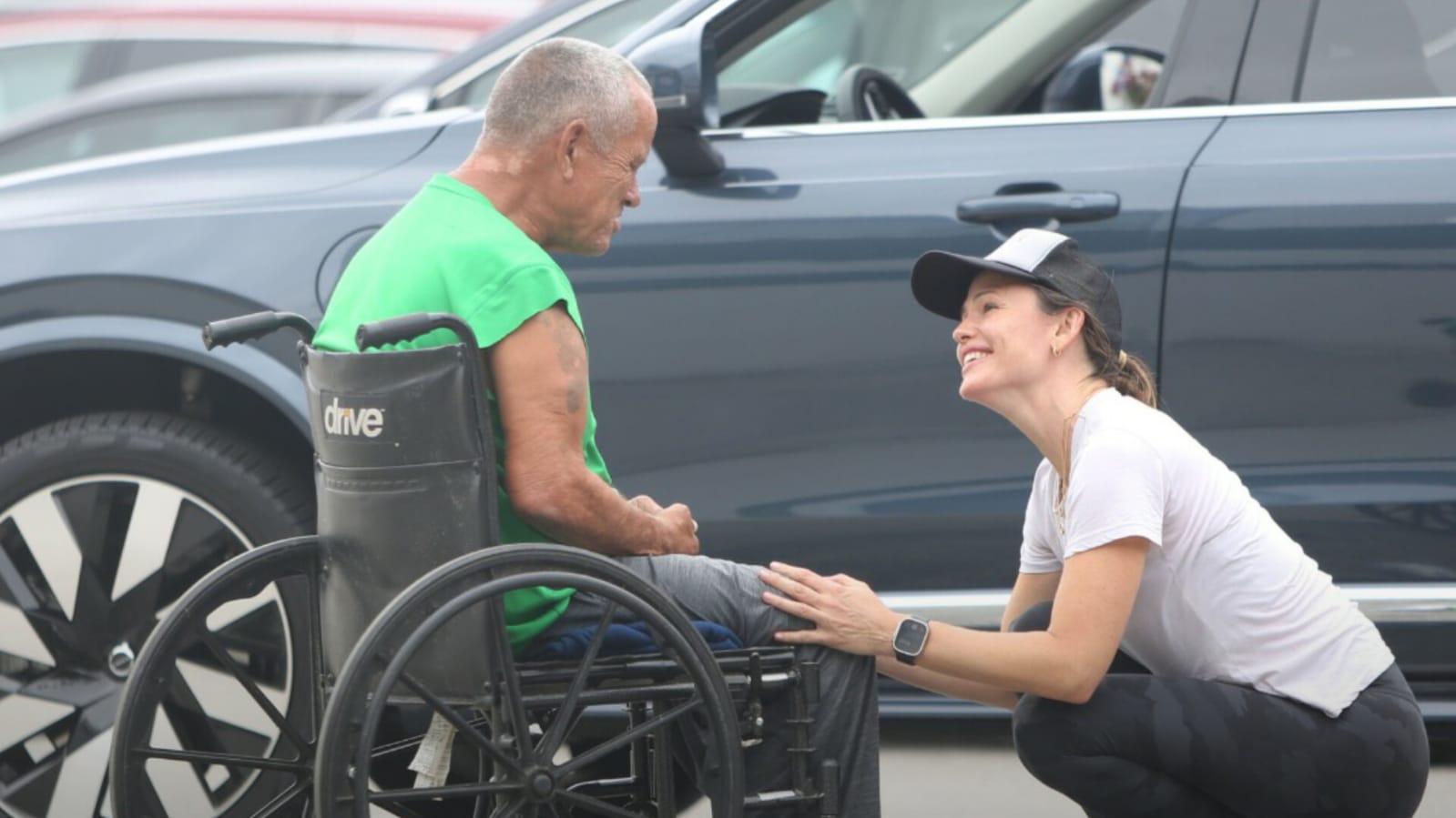 Video: Jennifer Garner se quitó sus zapatos para dárselos a un hombre sin hogar