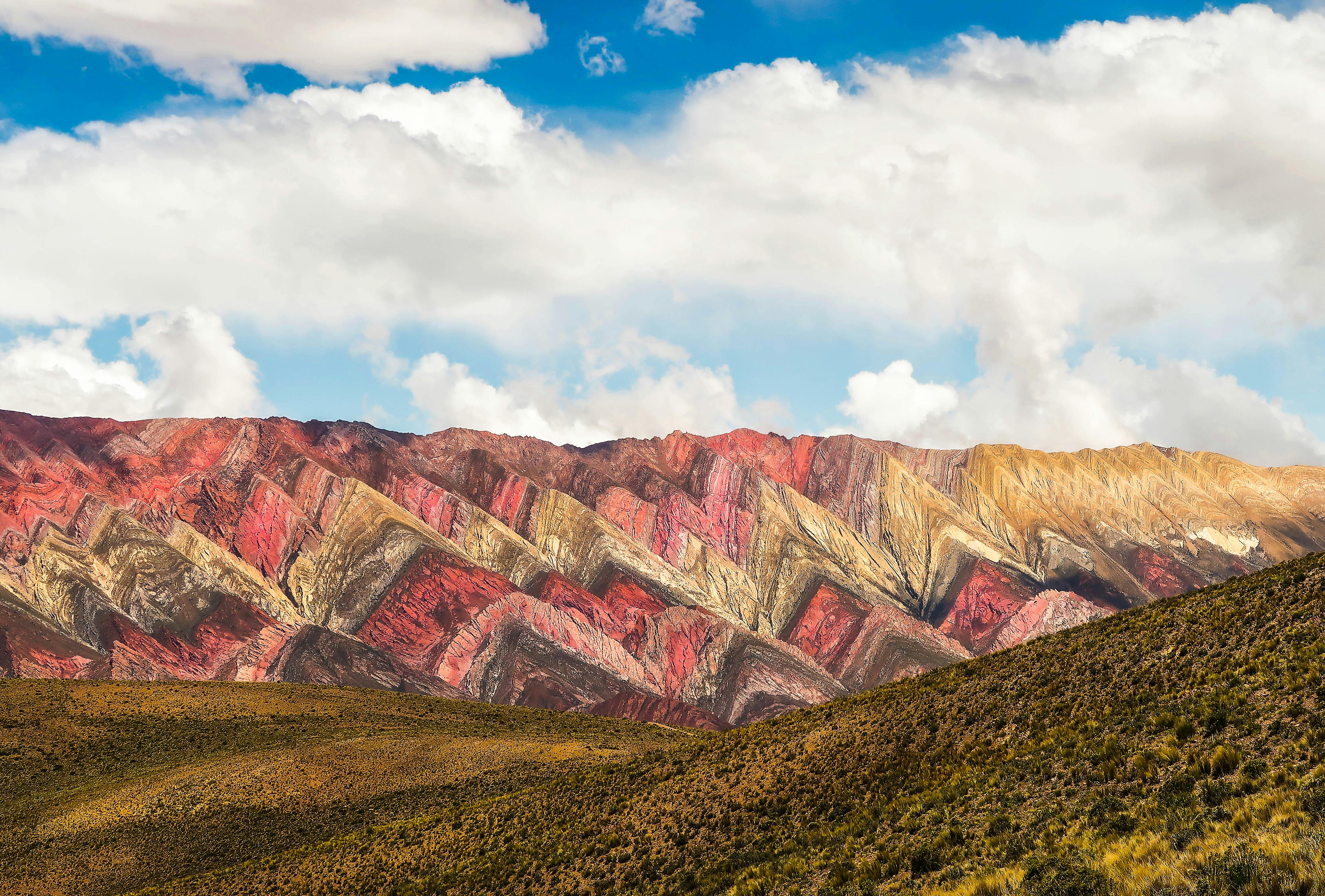 Cerro de Hornocal, conocido como la Montaña de los 14 Colores, es uno de los paisajes más sorprendentes de Argentina. Ubicado en la Quebrada de Humahuaca, este cerro destaca por sus franjas de tonos ocres, rojizos, verdes y violetas formadas durante millones de años por la erosión y la sedimentación de minerales. A unos 25 kilómetros de Humahuaca, los visitantes de Cerro de Hornocal pueden recorrer senderos cortos, observar vicuñas y disfrutar desde el mirador de los colores de la montaña.