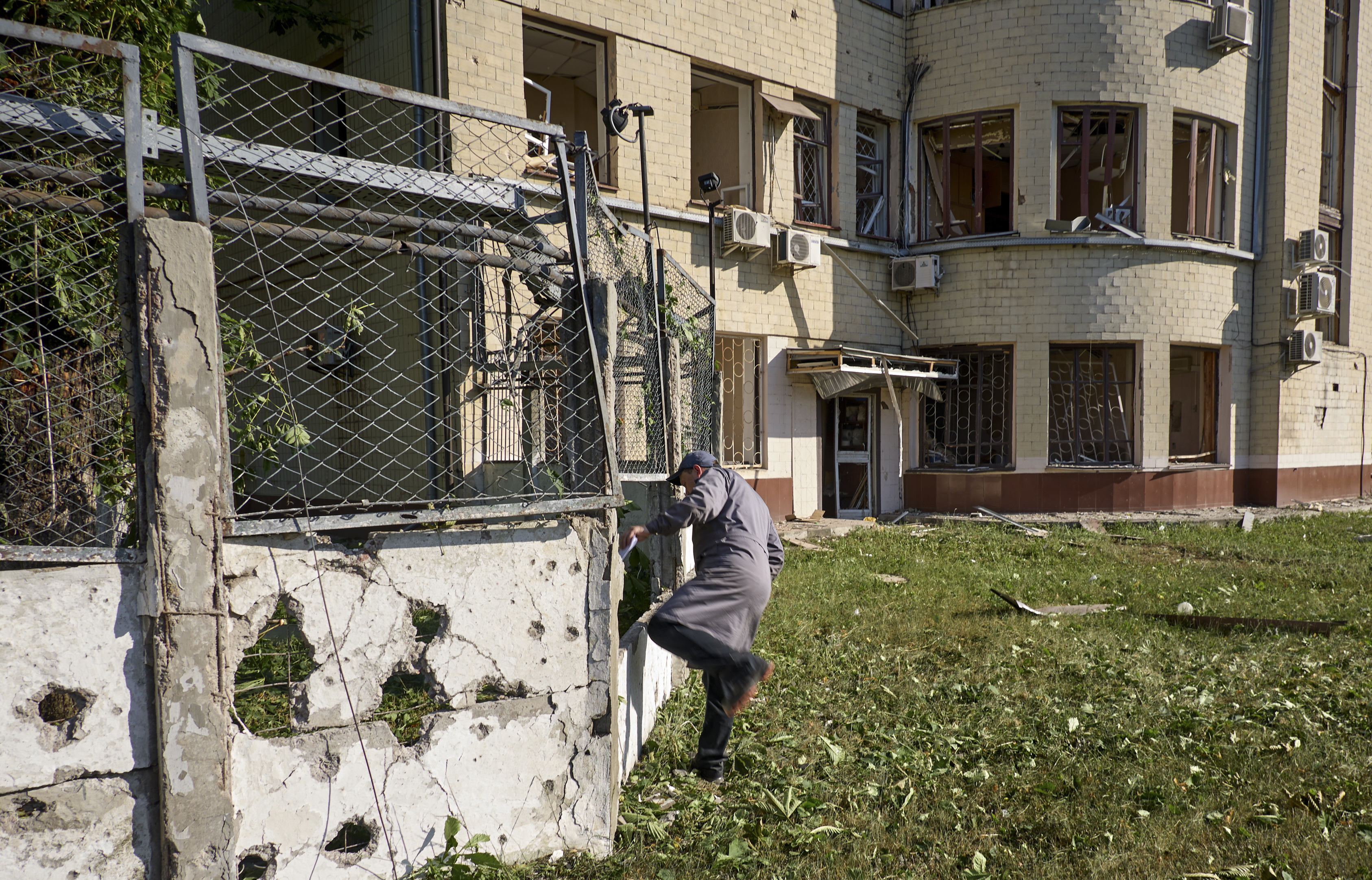 Kharkiv (Ukraine), 27/05/2024.- A factory worker at the site of a glide bomb strike near a sweets factory in Kharkiv, eastern Ukraine, 27 May 2024, amid the Russian invasion. At least one woman died and 11 other people were wounded as Russian troops hit Kharkiv city with three glide bombs, the Kharkiv Regional Prosecutor's Office said on 27 May. (Rusia, Ucrania) EFE/EPA/SERGEY KOZLOV