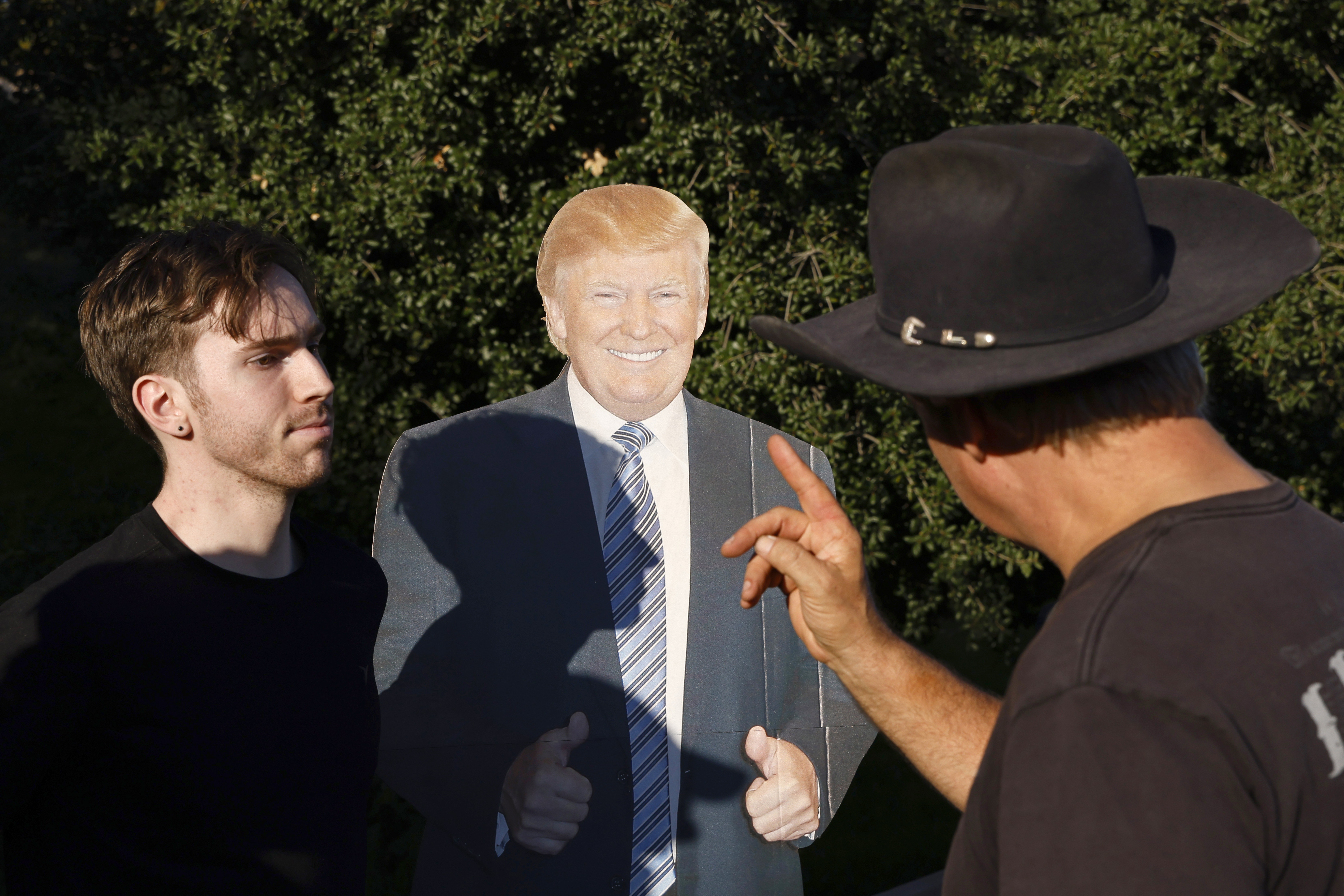 Simi Valley (United States), 28/09/2023.- People argue next to cardboard cut-out standee of presidential candidate Donald Trump during a gathering near the entrance of the Ronald Reagan Library, ahead of the second 2023 GOP presidential debate in Simi Valley, California, USA, 27 September 2023. EFE/EPA/CAROLINE BREHMAN