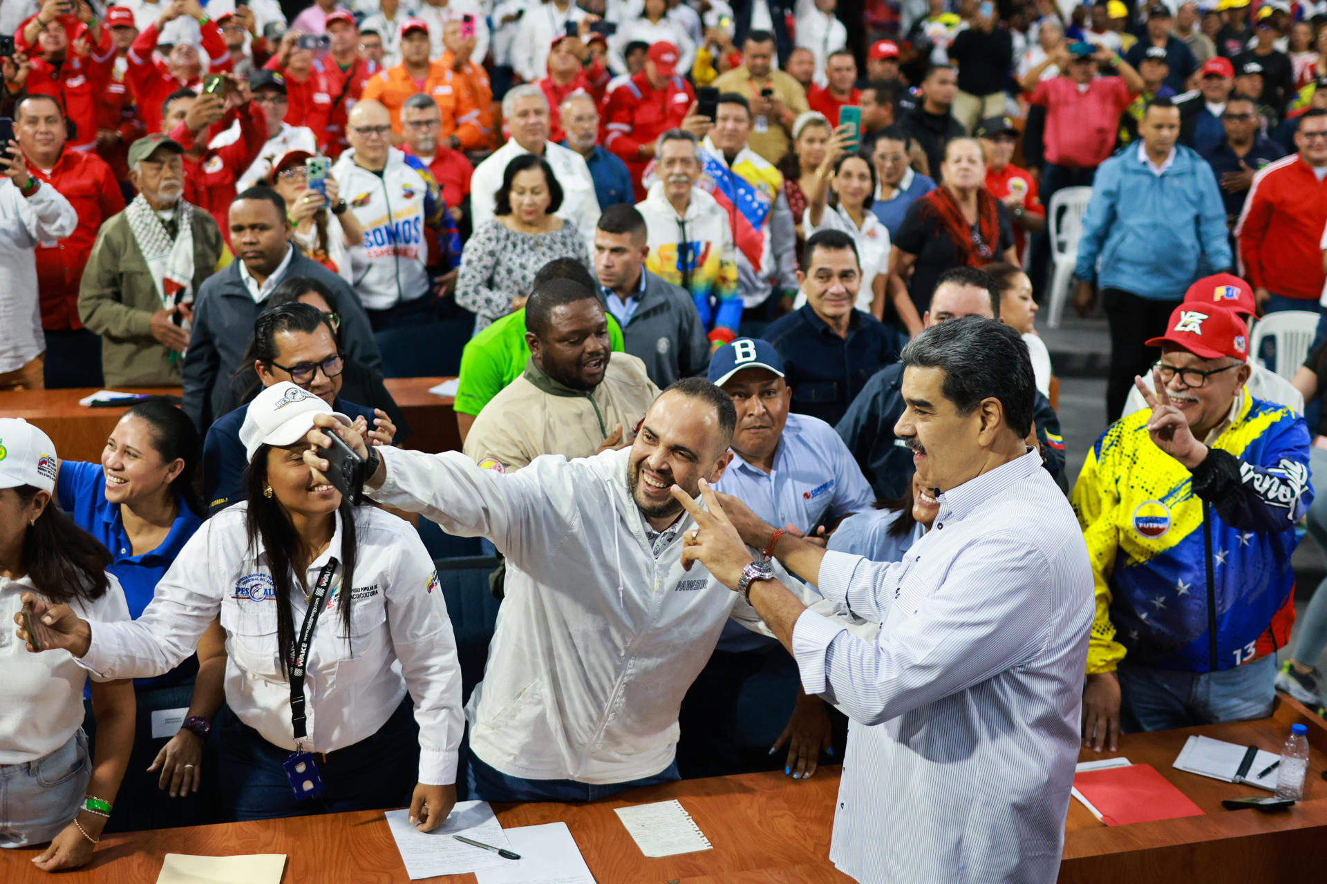 AME970. CARACAS (VENEZUELA), 23/10/2025.- Fotografía cedida por el Palacio de Miraflores del presidente de Venezuela, Nicolas Maduro (d), saludando durante el acto de juramentación de la Comisión Promotora para la Constituyente Obrera este jueves, en Caracas (Venezuela). Maduro acusó a Estados Unidos de ejercer a diario una "guerra psicológica" sobre su país, en referencia al despliegue militar estadounidense en el mar Caribe. EFE/ Palacio de Miraflores/ SOLO USO EDITORIAL/ NO VENTAS/ SOLO DISPONIBLE PARA ILUSTRAR LA NOTICIA QUE ACOMPAÑA (CRÉDITO OBLIGATORIO)
