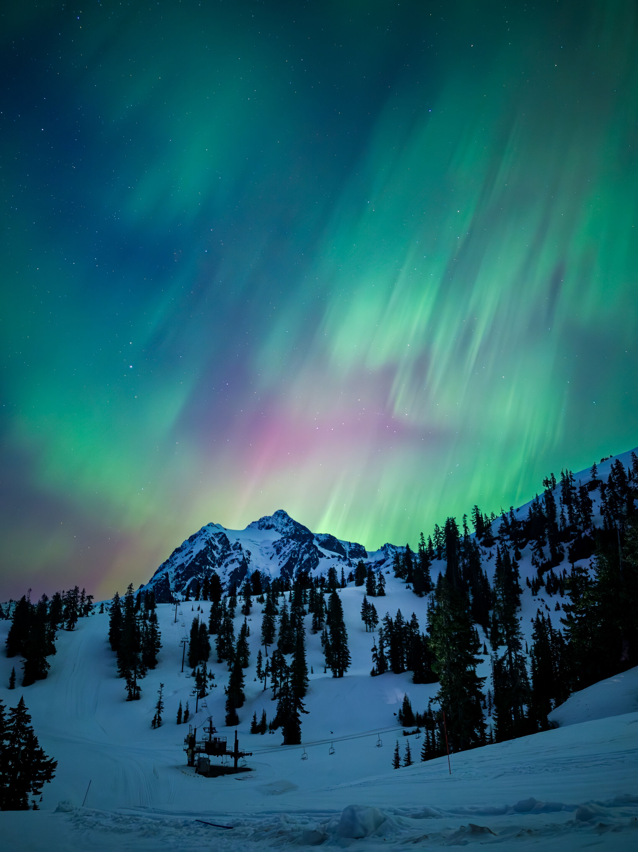 Esta imagen, tomada con un teléfono móvil durante la tormenta geomagnética del 10 al 11 de mayo de 2024, muestra la aurora extendiéndose sobre el monte Shuksan. La montaña cubierta de nieve refleja la luz verde y magenta, transformando un paisaje familiar en algo completamente diferente. Fue una de esas noches excepcionales en las que bastaba con estar al aire libre y prestar atención para ser testigo de una escena extraordinaria.