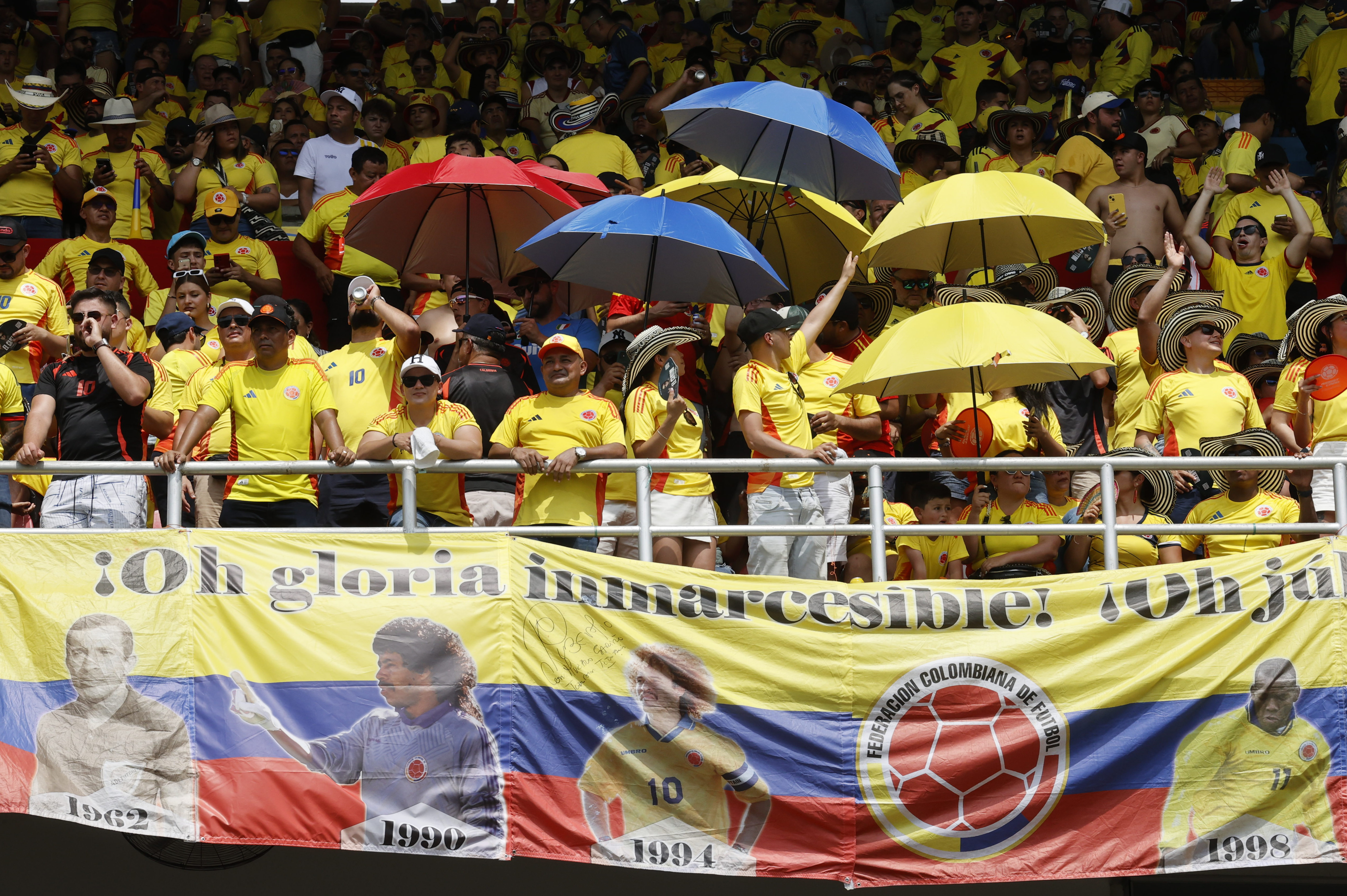 AMDEP6641. BARRANQUILLA (COLOMBIA), 10/09/2024.- Hinchas de Colombia animan este martes, en un partido de las eliminatorias sudamericanas para el Mundial de 2026 entre Colombia y Argentina en el estadio Metropolitano en Barranquilla (Colombia). EFE/ Mauricio Dueñas Castañeda