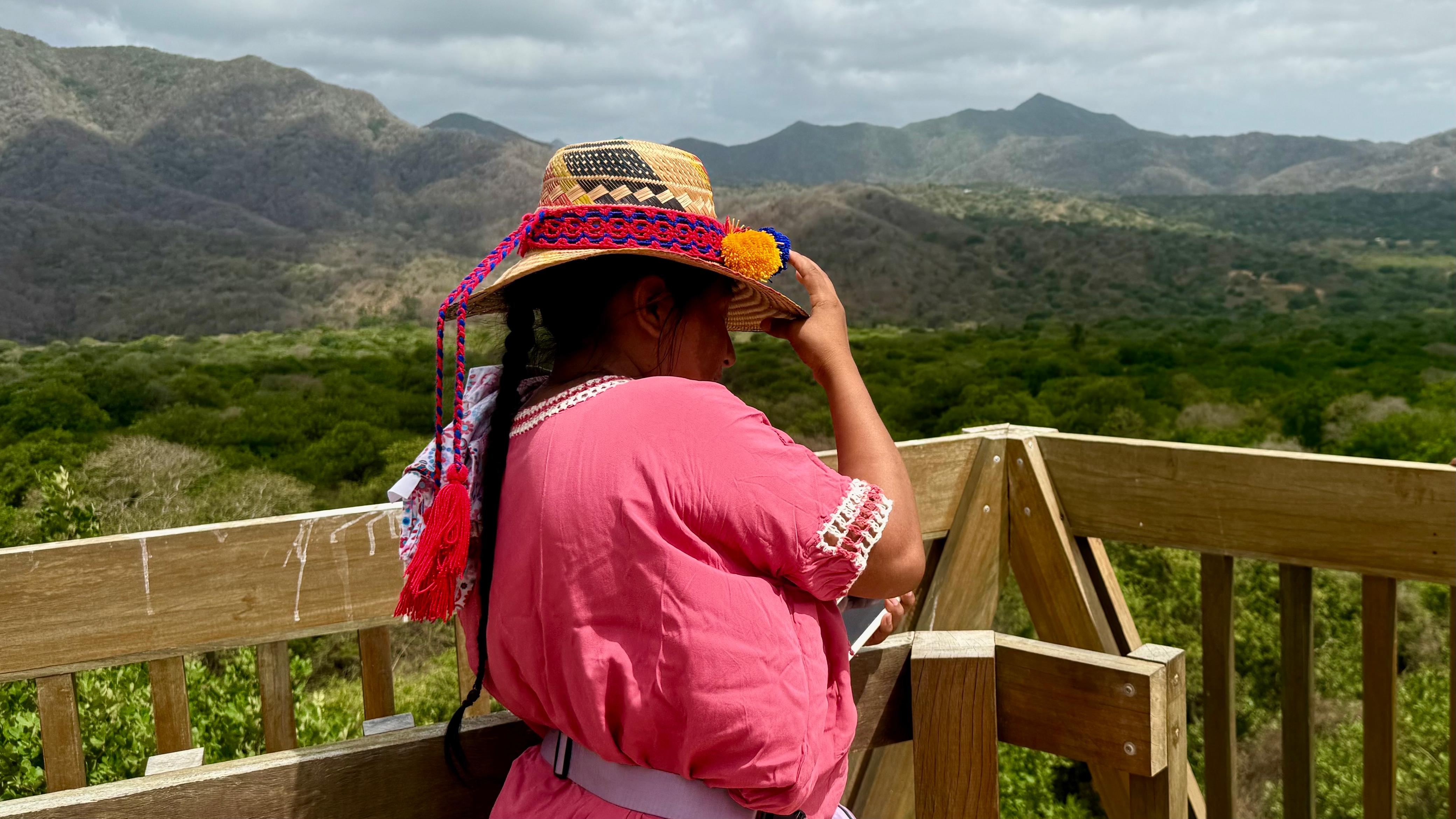 La UNESCO declaró el tejido wayuú como Patrimonio Cultural Inmaterial en 2010, atrayendo a viajeros interesados en etnoturismo. Este enfoque cultural ha impulsado al departamento en materia de turismo, de acuerdo con la Gobernación de La Guajira, el turismo genera cerca de $120.000 millones, con proyectos comunitarios que benefician a más de 3.000 familias, de igual modo, las artesanía wayuu representan el 30 % de los ingresos turísticos locales.