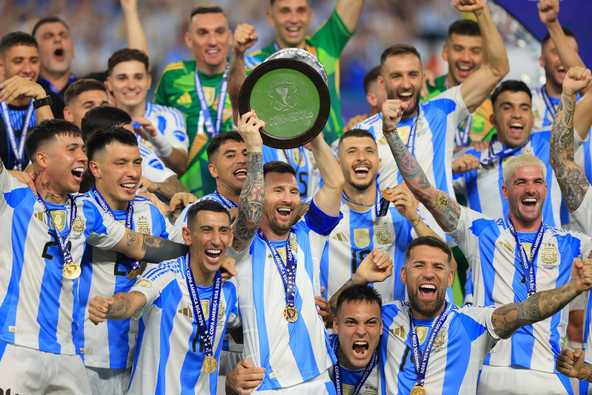 MIAMI (United States), 31/08/2026.- (FILE) - Argentina's Lionel Messi raises the trophy after winning the CONMEBOL Copa America 2024 final against Colombia, in Miami Gardens, Florida, USA, 14 July 2024 (Reissued 31 August 2026). Lionel Messi announed his retirement from international soccer on 31 August 2026. EFE/EPA/CRISTOBAL HERRERA-ULASHKEVICH