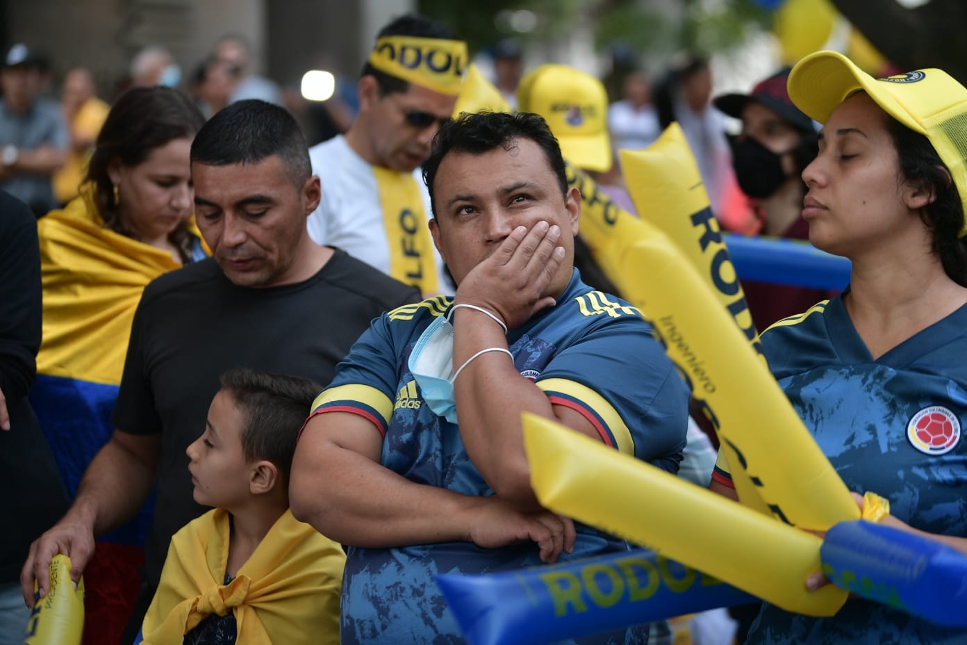 Las plazas y calles en donde se esperaban los resultados electorales empezaron a llenarse de caras largas ante la derrota.