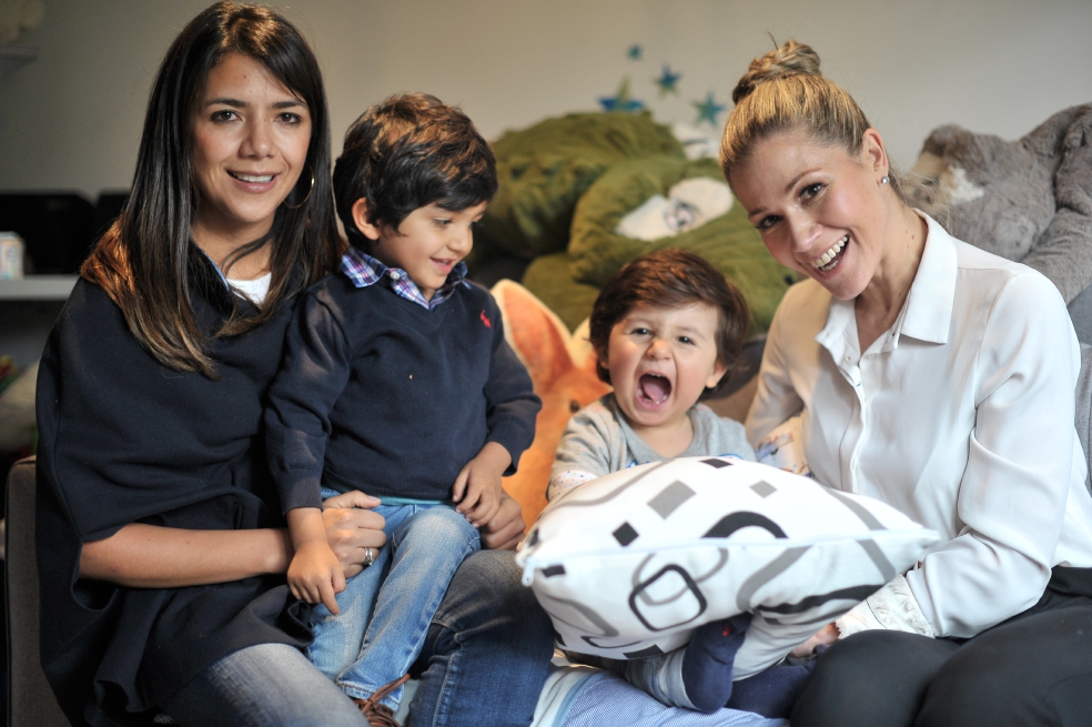 Pilar Schmitt (a la derecha) y Adriana Rueda, junto a sus hijos Martín y Jerónimo. 
/ Óscar Pérez - El Espectador