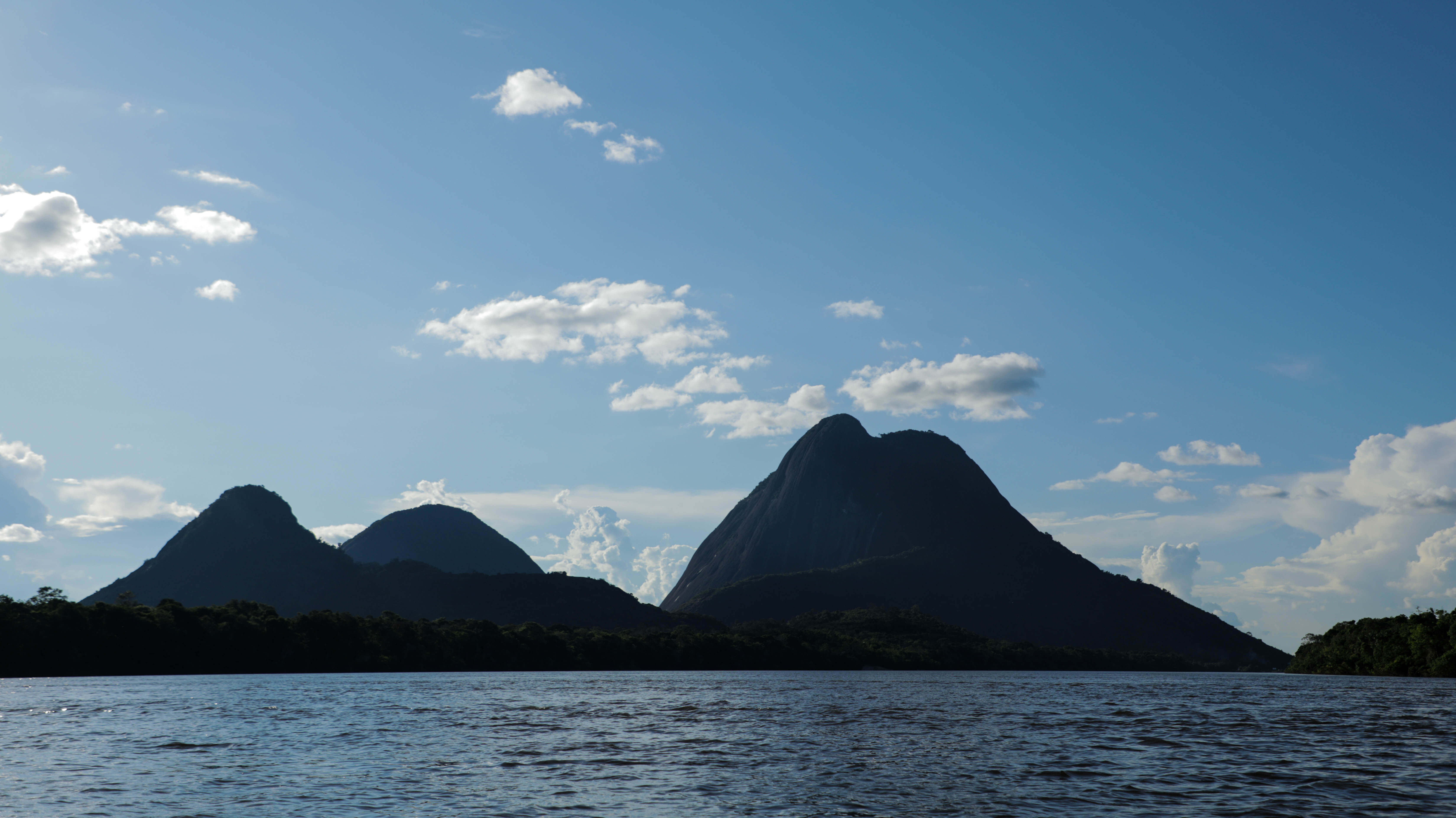 Cerros Mavicure, Pajarito y Mono: los hermanos separados por el río Inírida