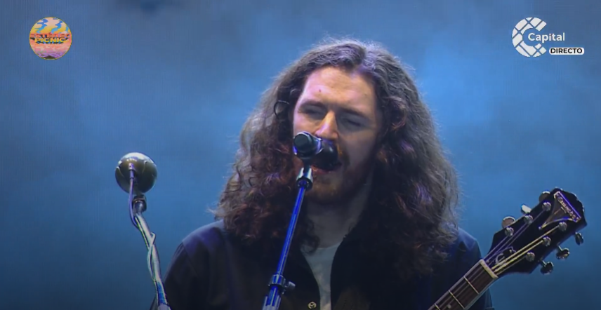 El irlandés Hozier inicia su presentación en el FEP.