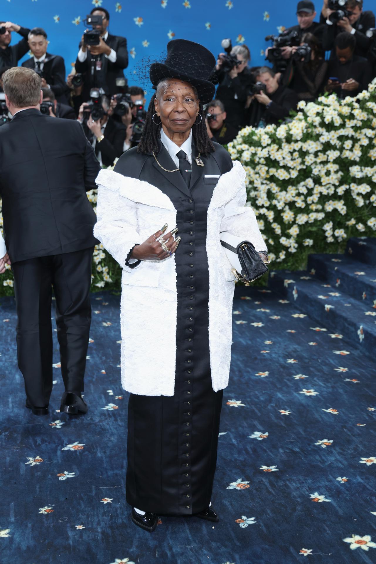 NEW YORK (United States), 06/05/2025.- Whoopi Goldberg poses on the red carpet for the 2025 Met Gala, the annual benefit for the Metropolitan Museum of Art's Costume Institute, in New York, New York, USA, 05 May 2025. The event coincides with the Met Costume Institute's spring 2025 exhibition ‘Superfine: Tailoring Black Style’ which will be on view from 10 May 2025 through 26 October 2025. (Nueva York) EFE/EPA/JUSTIN LANE