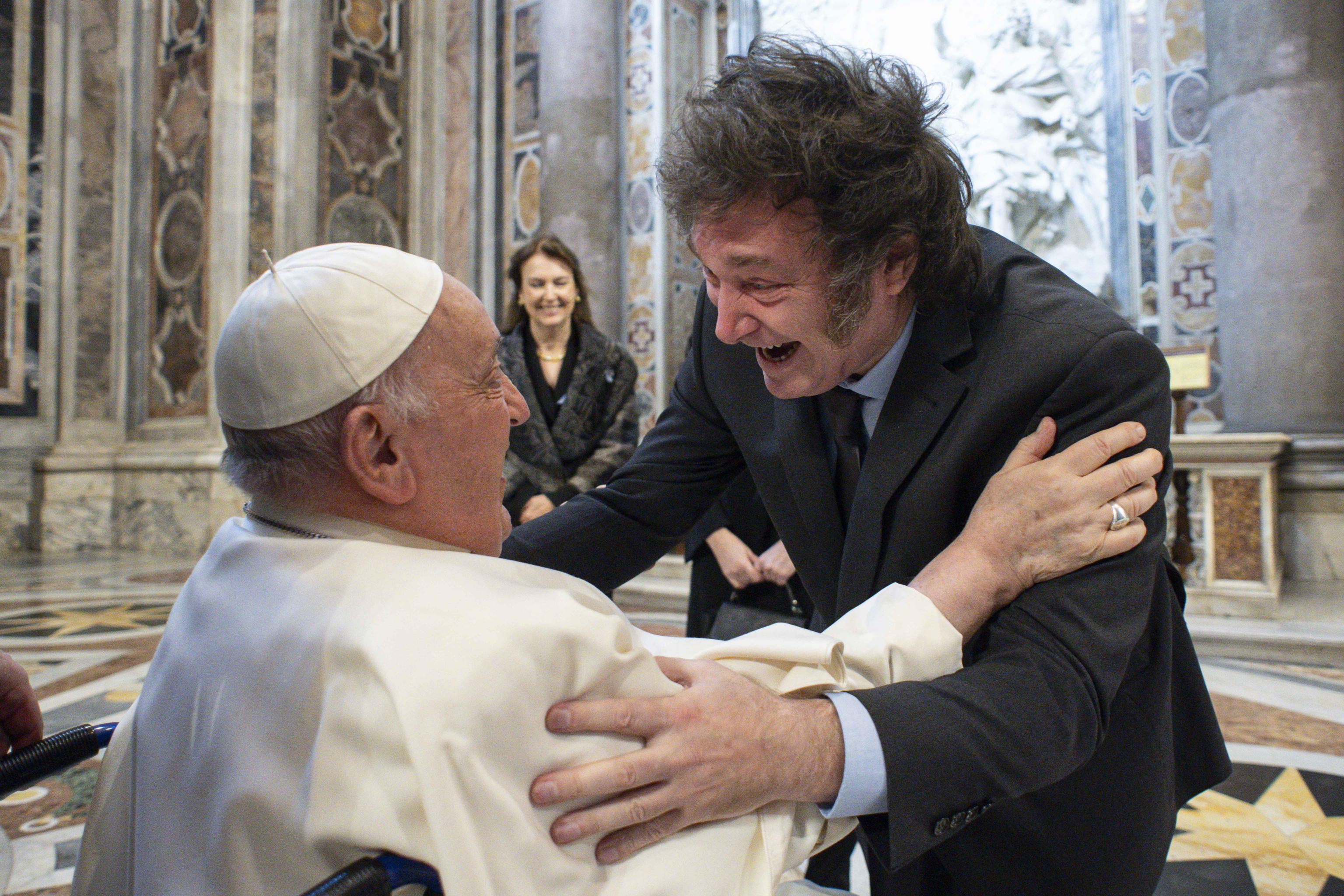 El abrazo de Javier Milei y el papa Francisco en el Vaticano
