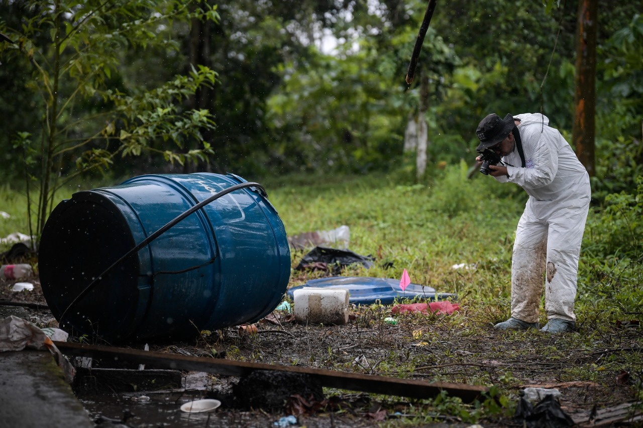 En la vereda Alto Remanso todavía había manchas de sangre, sábanas y y cobijas tiradas en el suelo. Investigadores del CTI recopilaron material probatorio cuatro días después del operativo.