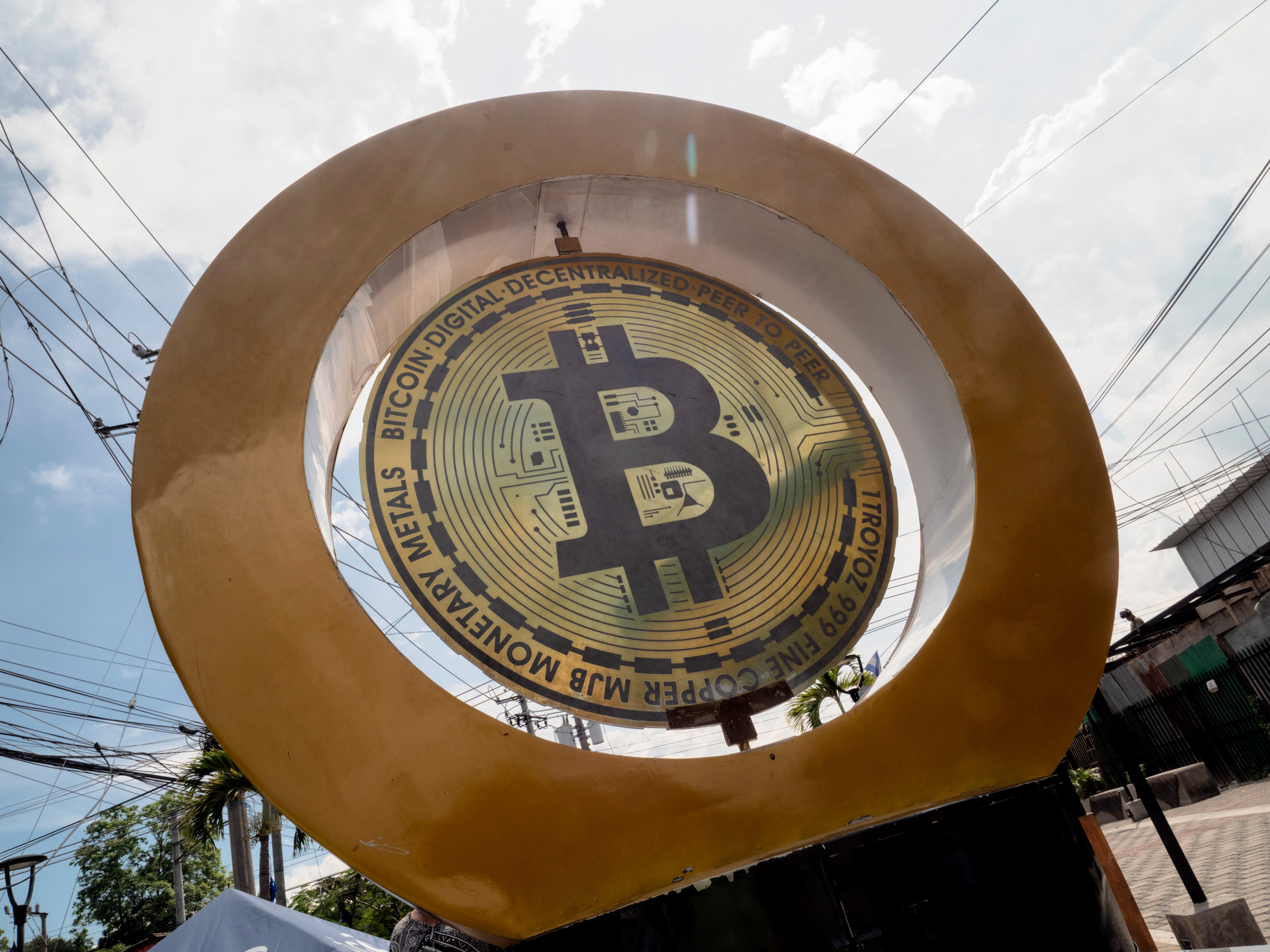 Precio de bitcóin se estanca tras acercarse a los 100.000 dólares