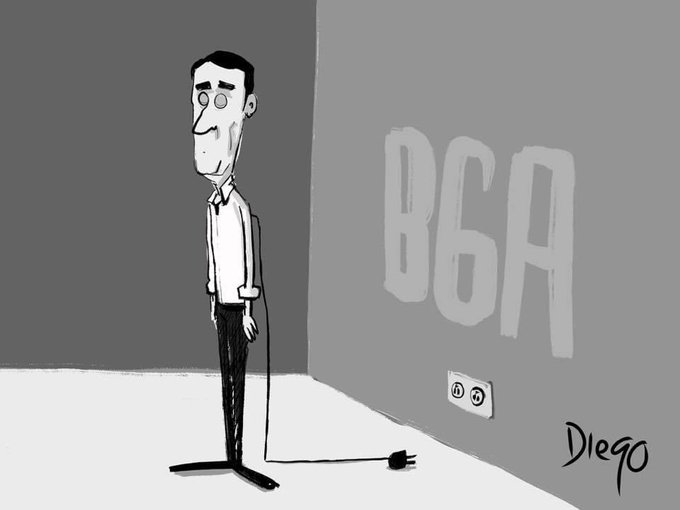 Caricatura del alcalde de Bucaramanga, Juan Carlos Cárdenas, con los ojos en blanco y un cable de corriente que sale su espalda. El cable yace desconectado junto a una toma de corriente que dice: BGA