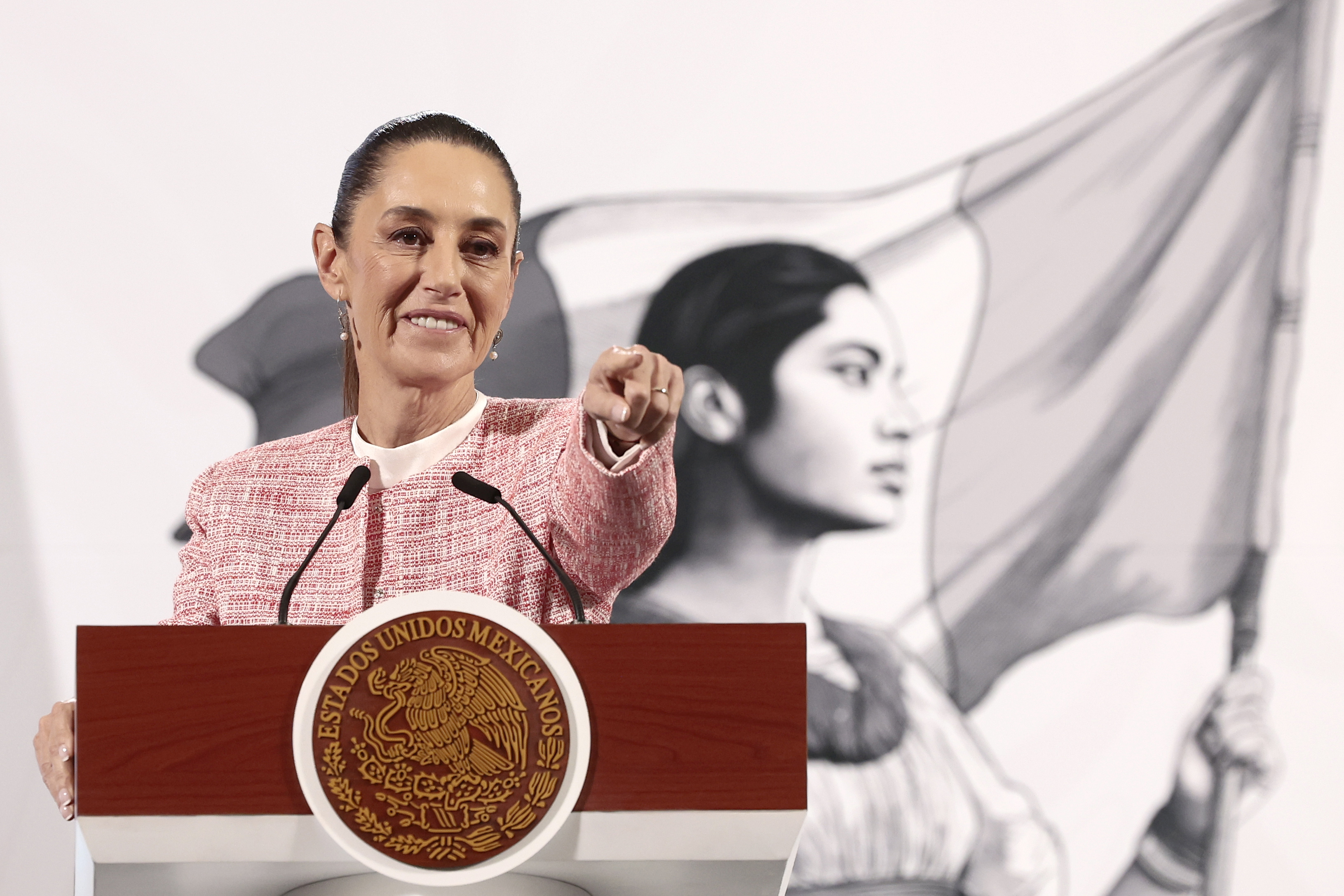 MEX1841. CIUDAD DE MÉXICO (MÉXICO),  04/02/2025.- La presidenta de México, Claudia Sheinbaum, participa este martes durante su conferencia de prensa matutina  en Palacio Nacional en la Ciudad de México (México). Sheinbaum minimizó los aranceles del 27 % que anunció su homólogo de Ecuador, Daniel Noboa, al argumentar que México solo importa el 0,4 % de ese país y bromear que los camarones mexicanos "son más ricos". EFE/José Méndez