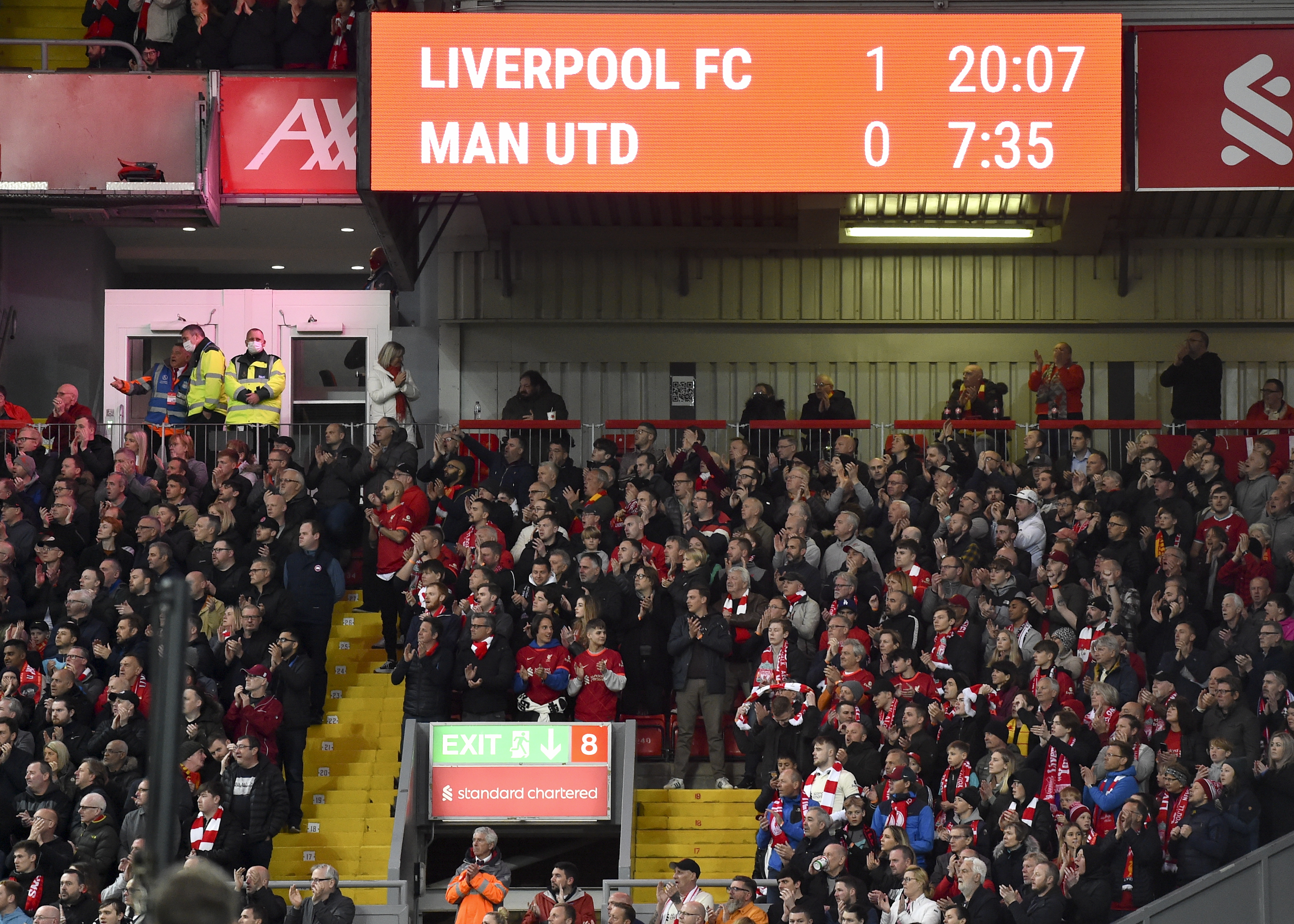 Liverpool (United Kingdom), 19/04/2022.- Soccer fans applaud on the seventh minute for Manchester United's Cristiano Ronaldo and his family during the English Premier League soccer match between Liverpool and Manchester United in Liverpool, Britain, 19 April 2022. (Reino Unido) EFE/EPA/PETER POWELL EDITORIAL USE ONLY. No use with unauthorized audio, video, data, fixture lists, club/league logos or 'live' services. Online in-match use limited to 120 images, no video emulation. No use in betting, games or single club/league/player publications