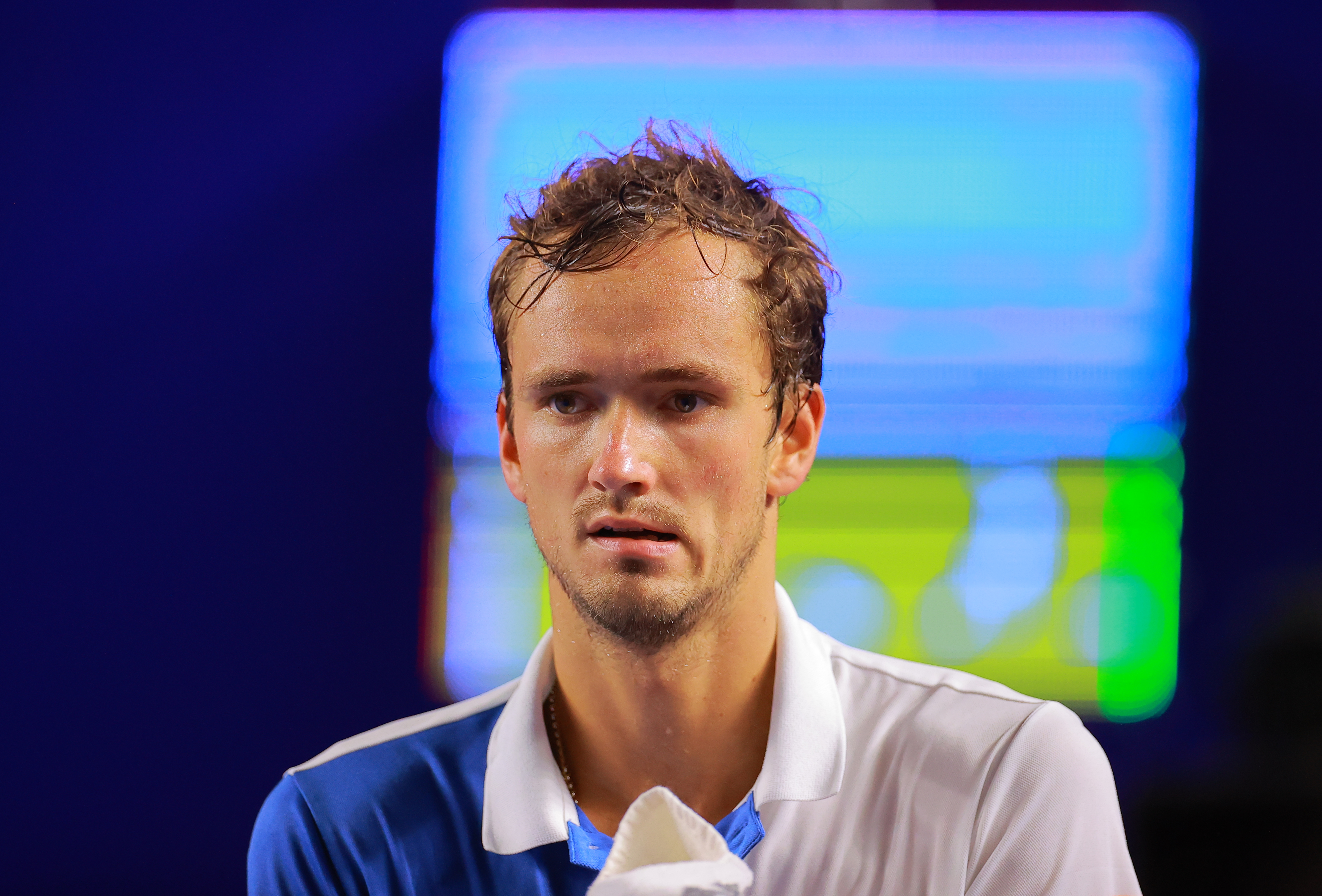 AMDEP7245. ACAPULCO (MÉXICO), 25/02/2022.- Daniil Medvedev de Rusia durante un receso ante Rafael Nadal de España hoy, en un juego de las semifinales del Abierto Mexicano de Tenis en Acapulco (México). EFE/David Guzmán González
