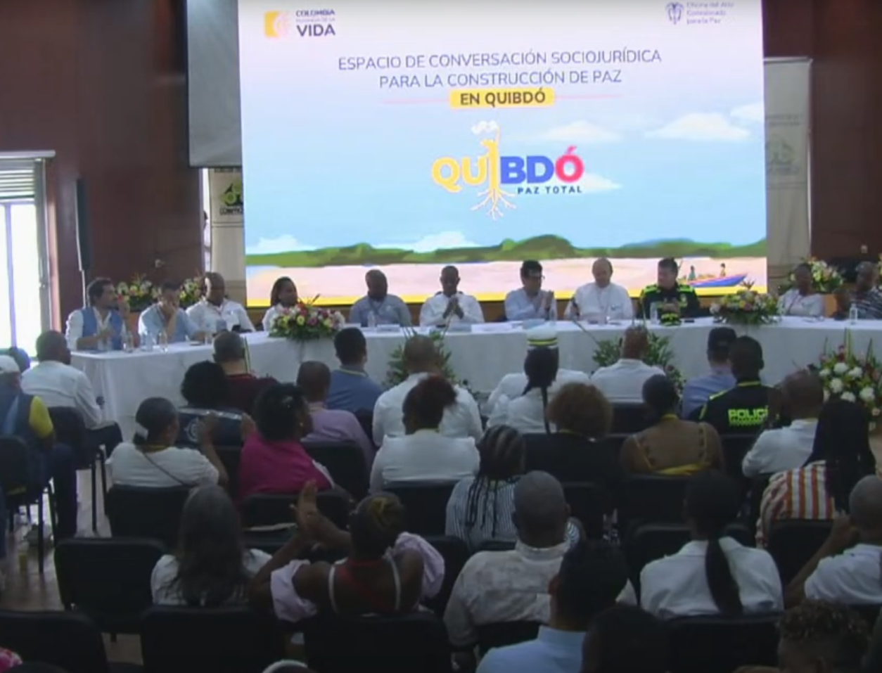 Foto de Archivo de una de las reuniones en el marco del espacio sociojurídico que lleva el Gobierno con tres bandas urbanas de Chocó.