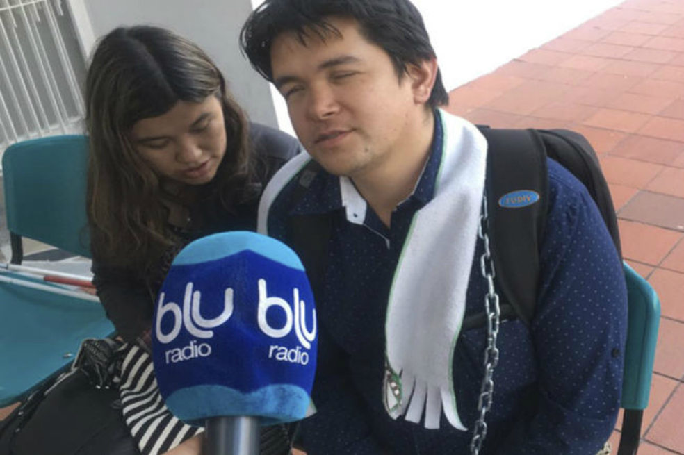 Para reclamar atención a su hija, pareja de invidentes se encadenan en Cafesalud