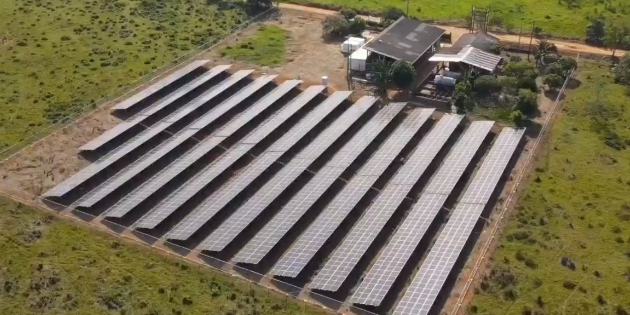 Inauguran la central híbrida de Miraflores, que funciona con energía solar y diésel