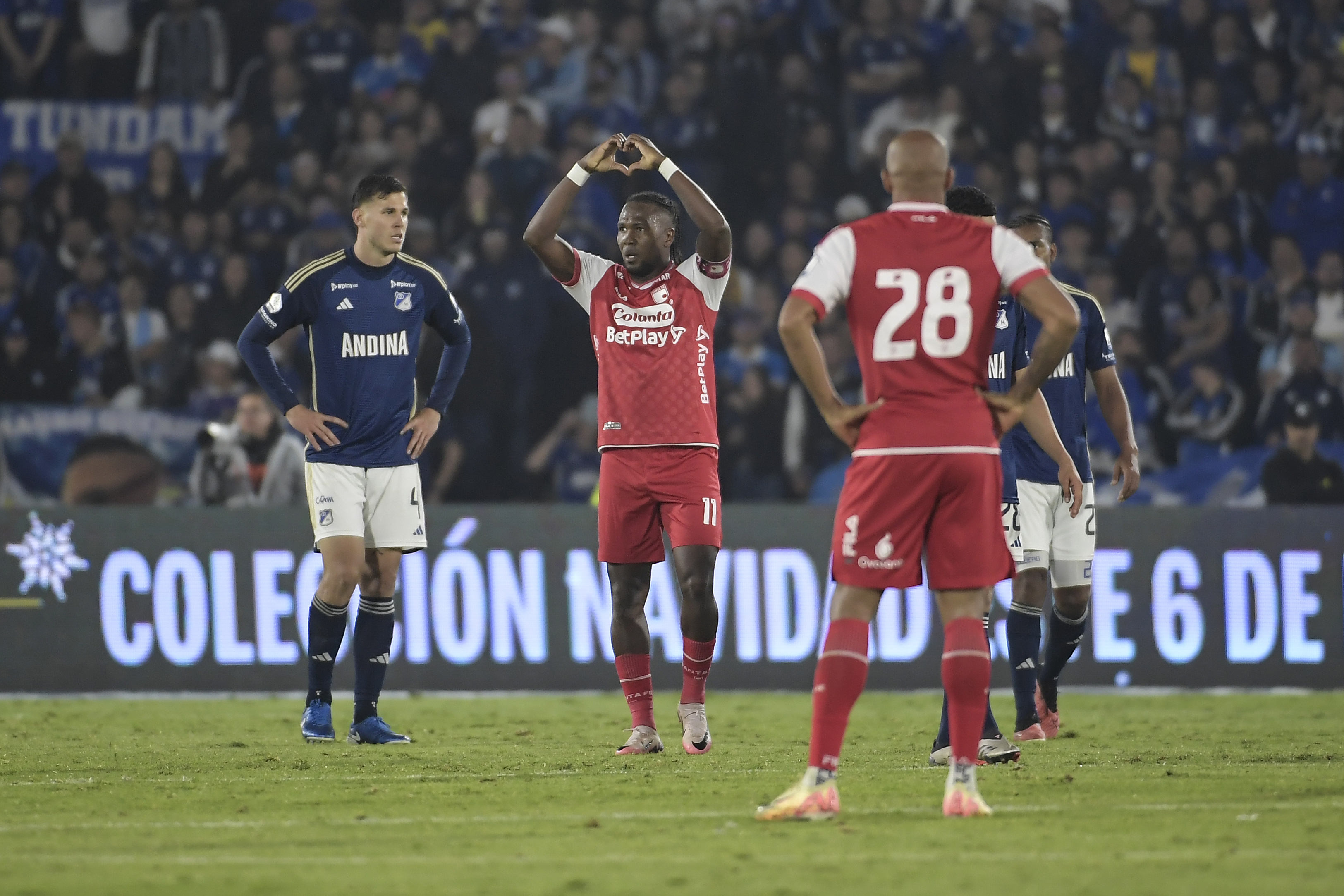 Jugador de Santa Fe durante encuentro ante Millonarios disputado en el Estadio El Campin de Bogotá por los cuadrangulares de la Liga BetPlay Dimayor