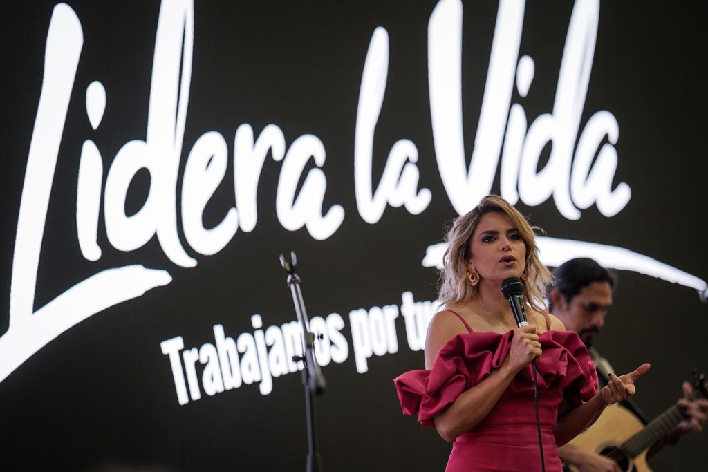 Adriana Lucía interpretó la canción "No hay vida que no nos duela".