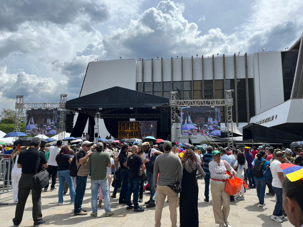 Algunos de los asistentes al evento convocado por las bases del presidente Petro en La Alpujarra.