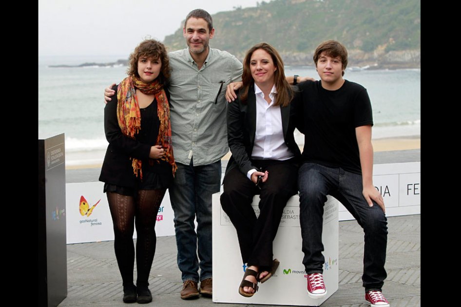 El director Fernando Eimbcke (2i) y los actores María Renée Prudencio (2d), Lucio Giménez Cacho (d) y Danae Reynaud Romero (i), durante la presentación de su trabajo "Club sandwich", que compite en la Sección Oficial de la 61 edición del Festival Internacional de Cine de San Sebastián.
