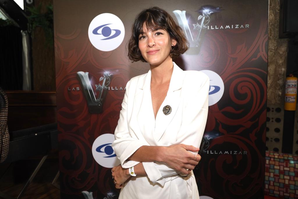 Estefanía Piñeres, quien le da vida a Leonor Villamizar, habla sobre su personaje: "Leonor es la mediadora, es la que lleva las fuerzas opuestas entre sus dos hermanas, es la de carácter más sereno; cada una tiene su propia identidad".