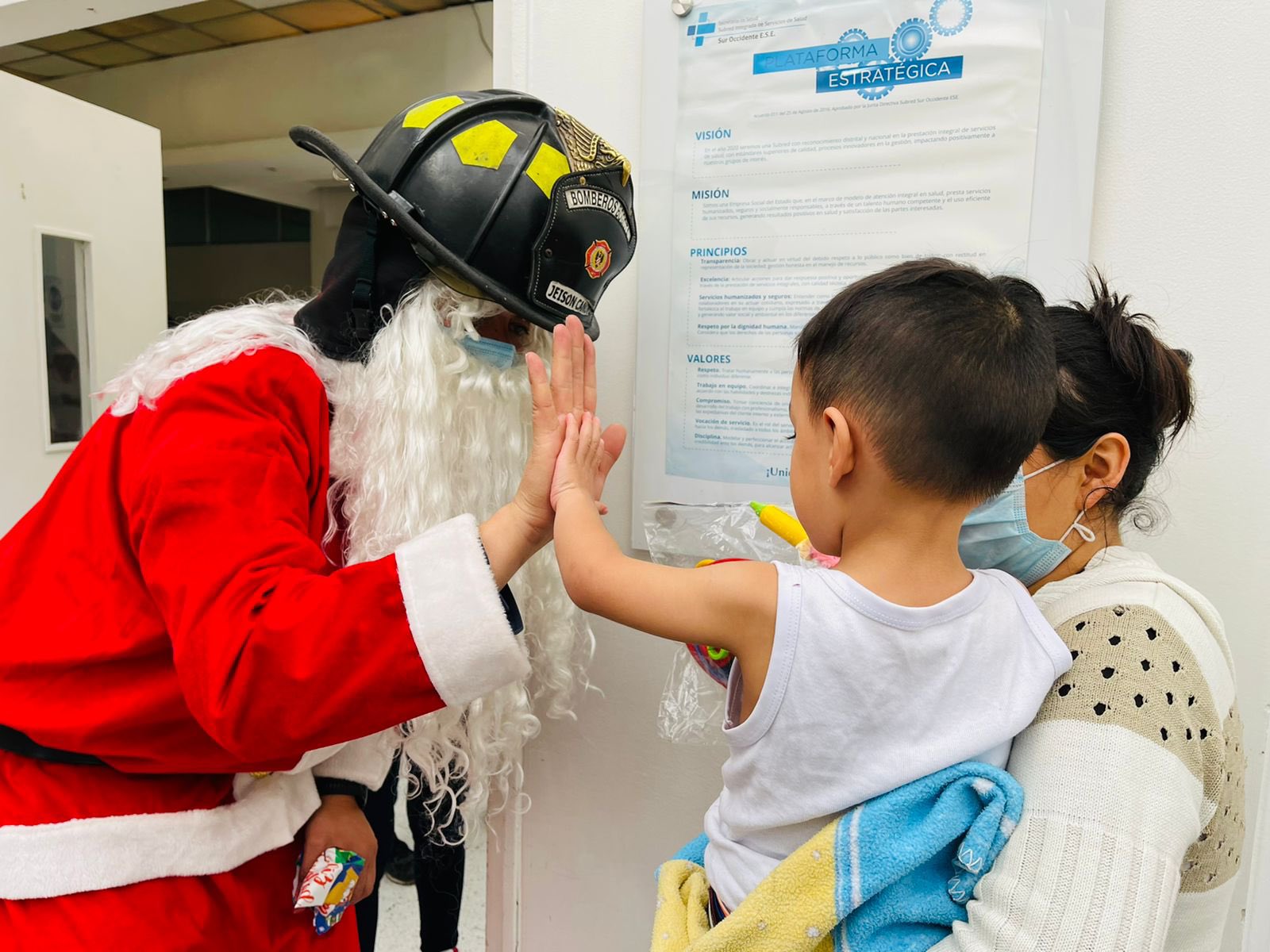 Bomberos disfrazados de Papá Noel entregaron regalos en hospitales de Bogotá