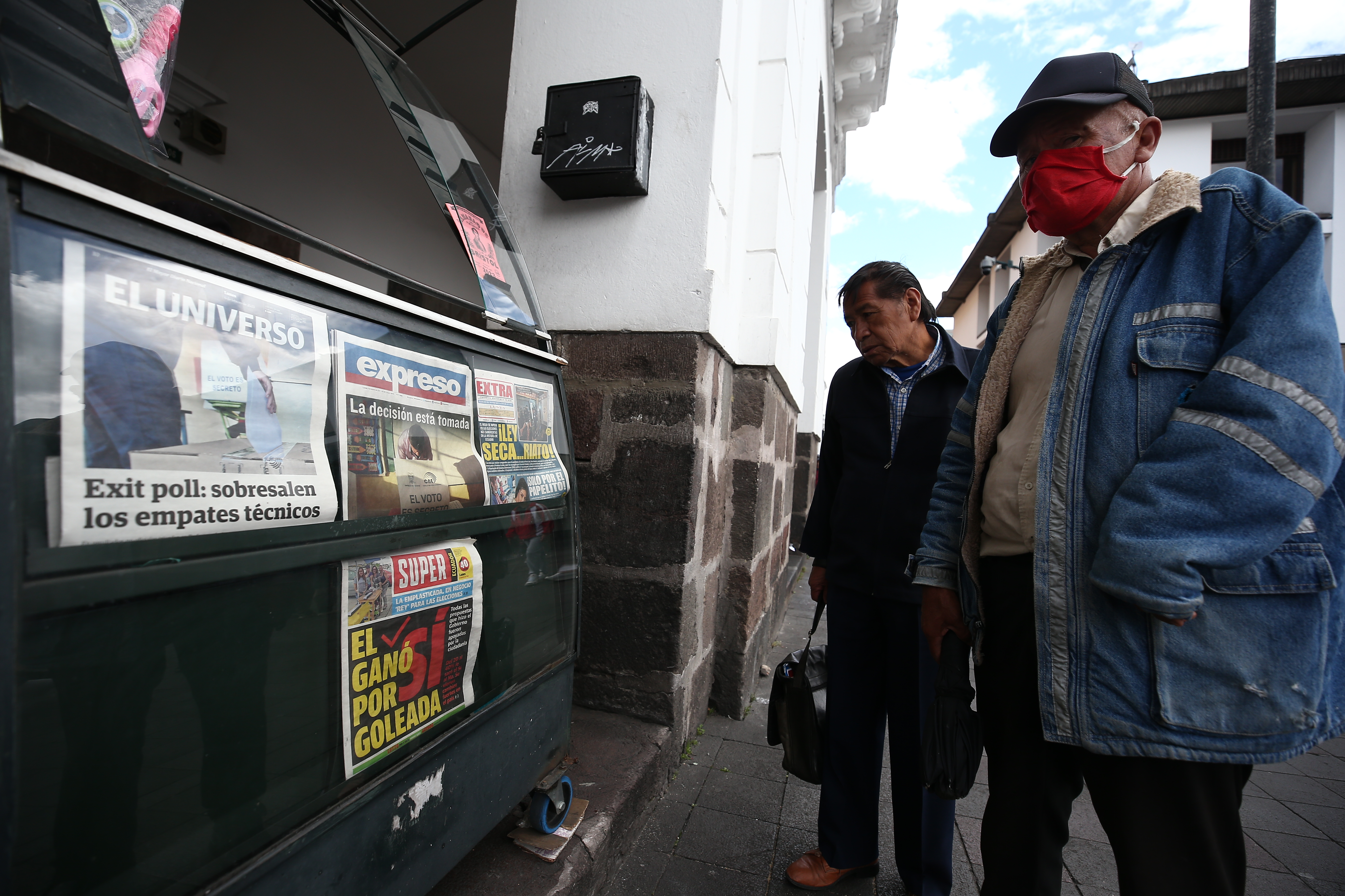 Allanan oficinas del Gobierno y petrolera estatal de Ecuador