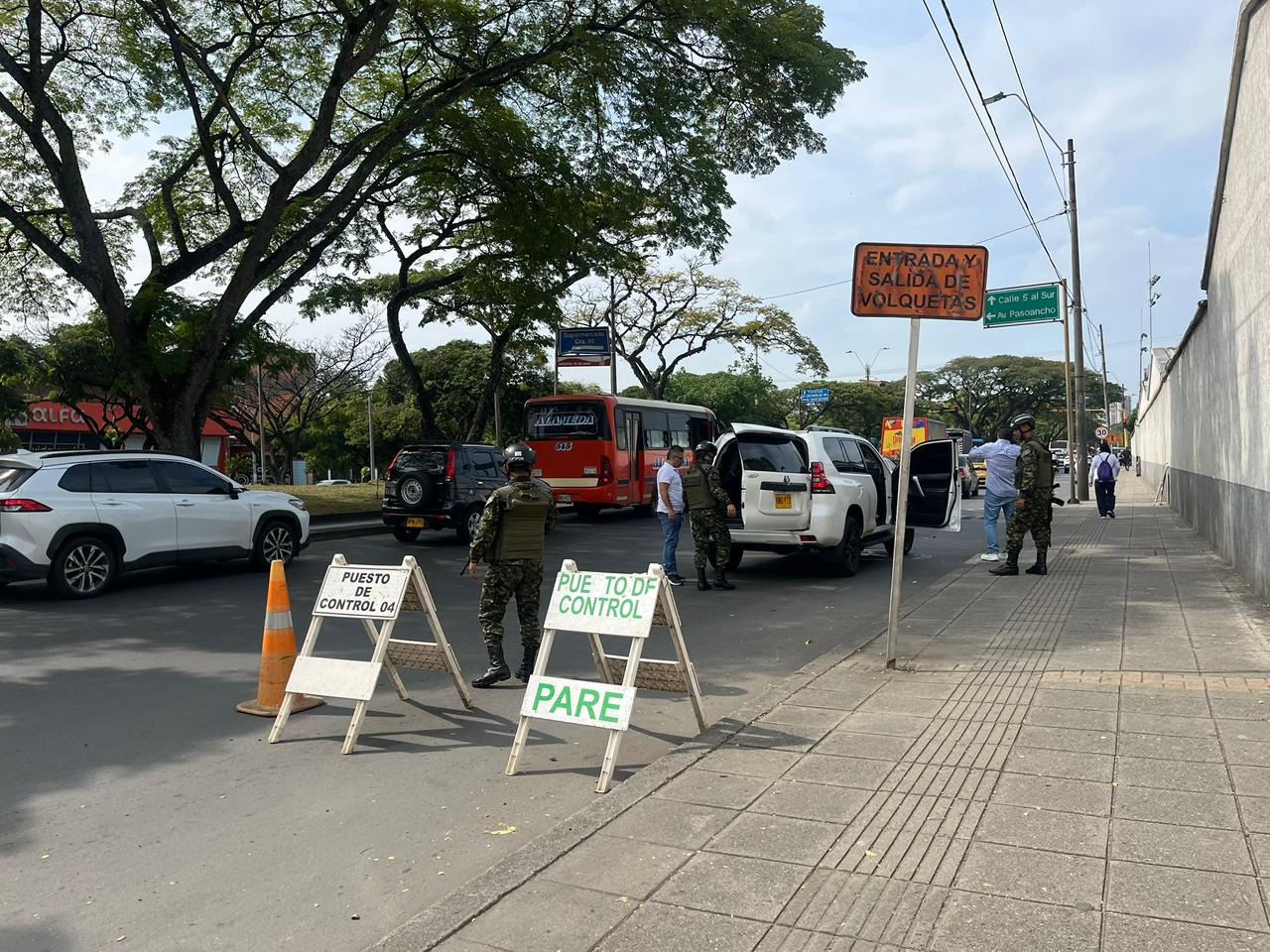 En zonas cercanas al batallón Pichincha, la presencia de las autoridades y los controles a vehículos se intensificaron tras los recientes atentados.