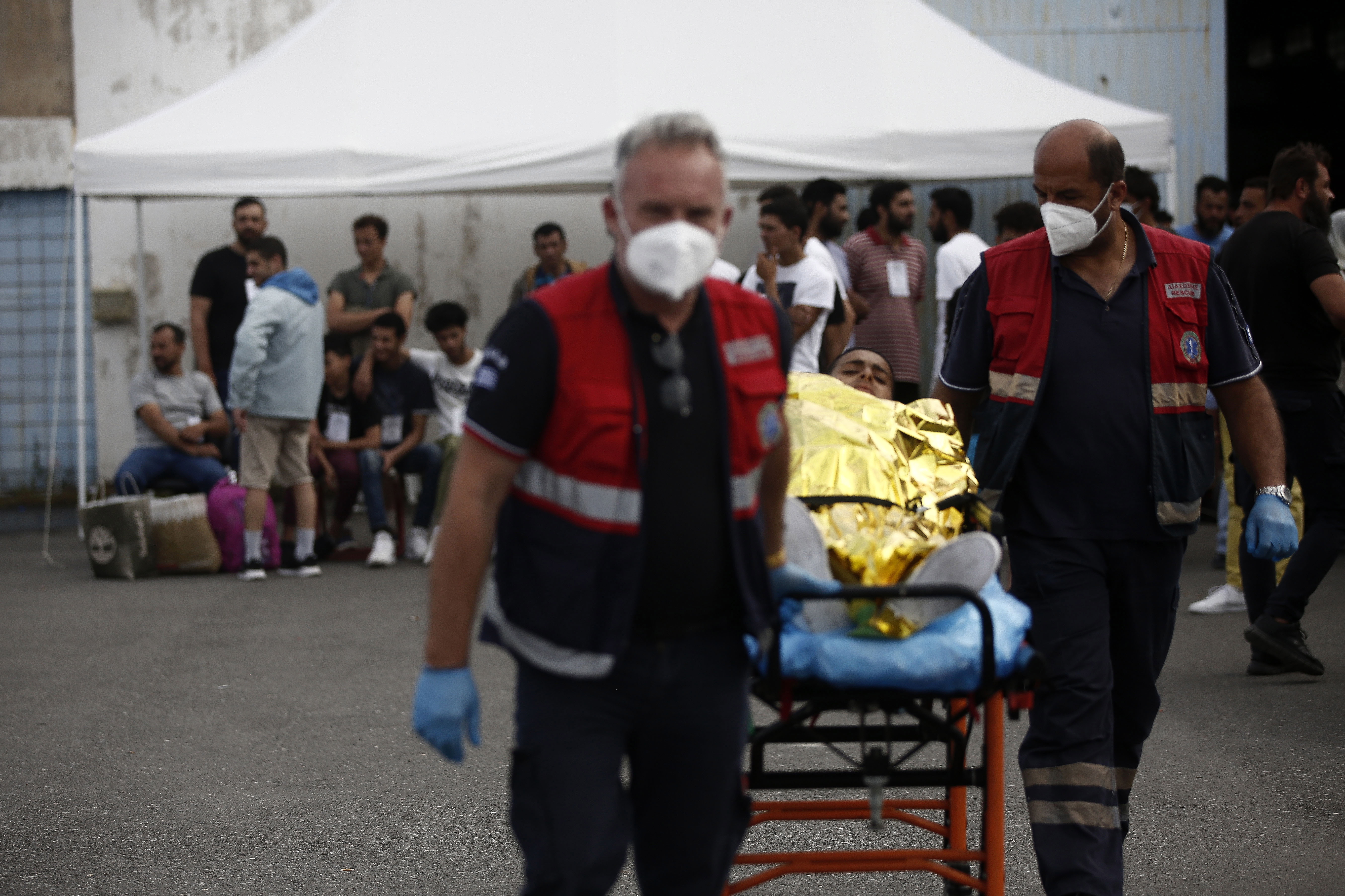 Cientos de familias pakistaníes buscan a sus familiares tras naufragio de migrantes