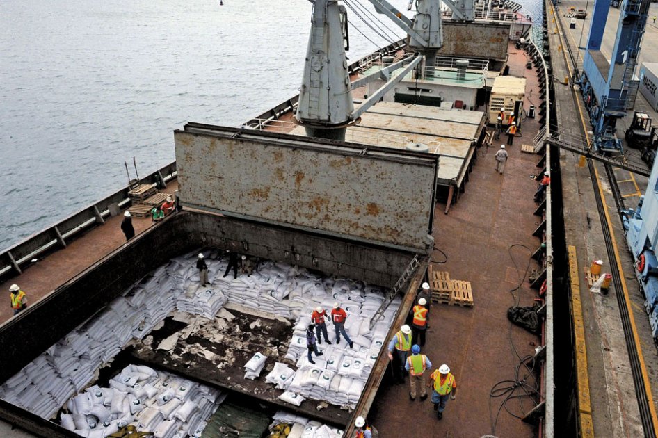 La inspección del carguero Chong Chon Gang, detenido esta semana en Panamá, implica remover manualmente 10 mil toneladas de azúcar. / AFP