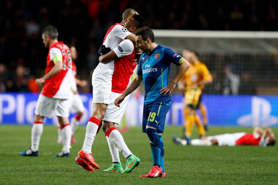 Arsenal derrotó al Mónaco 2-0 pero no le alcanzó