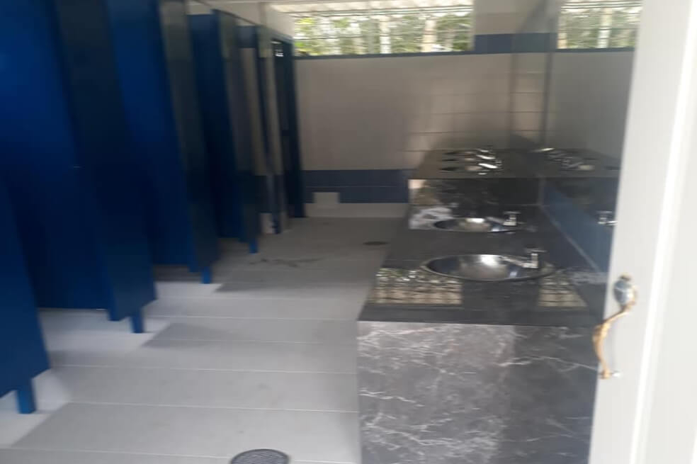 Padres en Cali denuncian que a sus hijos les pidieron llevar agua para ir al baño en el colegio
