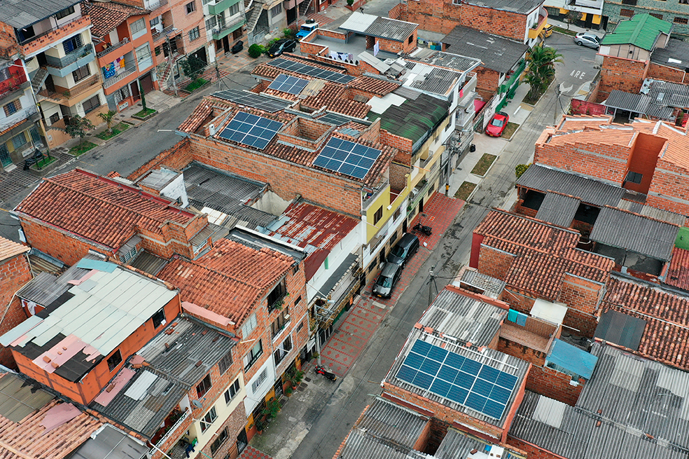 Universidad EIA impulsa un proyecto que beneficia con energía solar a 25 familias