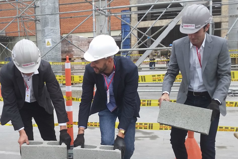 Voceros de Decathlon en la ceremonia del “primer ladrillo” de la nueva tienda en Colombia./Camilo Vega,