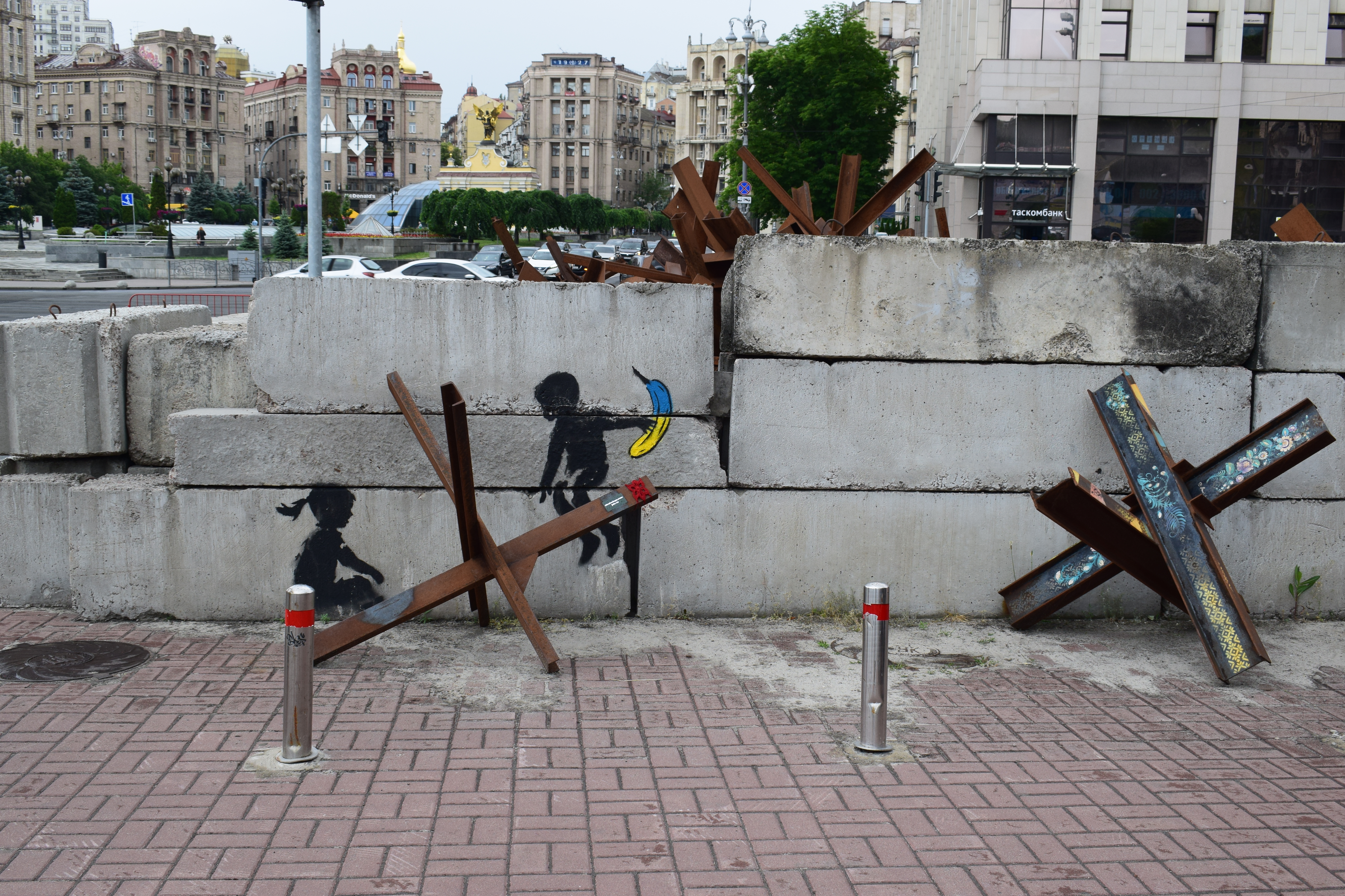Un mural del artista británico Banksy se ve cerca de la plaza del Maidán, en Kiev, capital de Ucrania. El banano pintado con los colores nacionales no hace parte de la obra original.