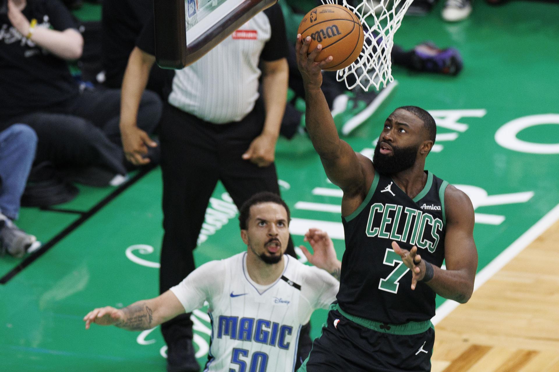 BOSTON (United States), 29/04/2025.- Boston Celtics guard Jaylen Brown (R) shoots as Orlando Magic guard Cole Anthony (L) looks on during the second quarter of the NBA Eastern Conference First Round playoff game five between the Boston Celtics and the Orlando Magic in Boston, Massachusetts, USA, 29 April 2025. (Baloncesto) EFE/EPA/CJ GUNTHER SHUTTERSTOCK OUT
