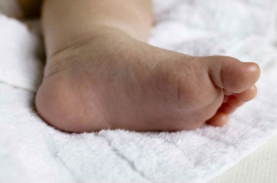 Acusan a pareja en EE.UU. de abusar de sus mellizas de dos meses